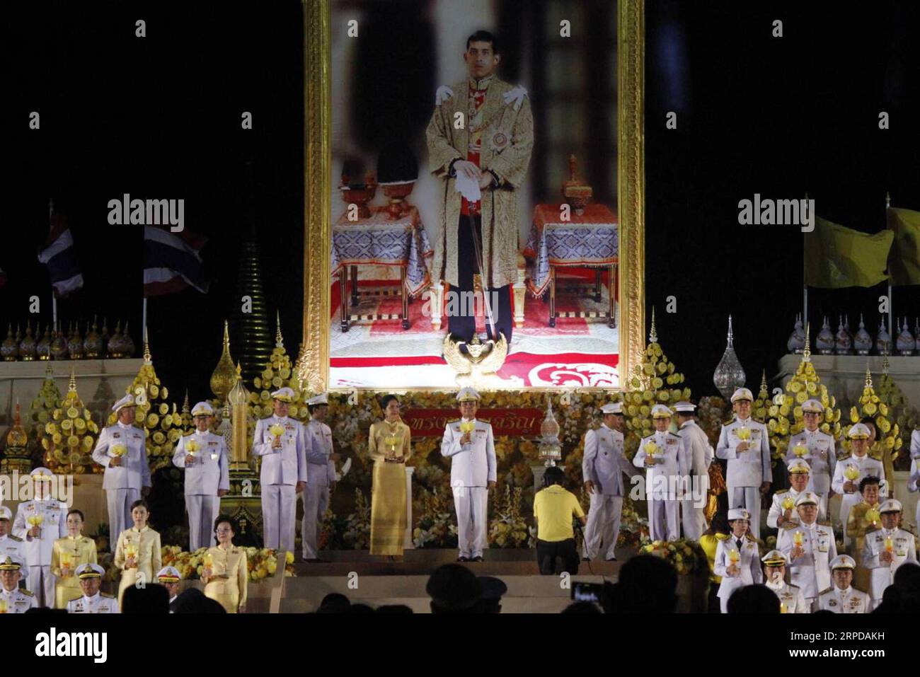 (190728) -- BANGKOK, 28. Juli 2019 -- der thailändische Premierminister Prayuth Chan-ocha und seine Frau Naraporn nehmen an der Feier zum 67. Geburtstag des thailändischen Königs Maha Vajiralongkorn in Bangkok, Thailand, 28. Juli 2019, Teil. ) THAILAND-BANGKOK-KÖNIG-GEBURTSTAGSFEIER RachenxSageamsak PUBLICATIONxNOTxINxCHN Stockfoto