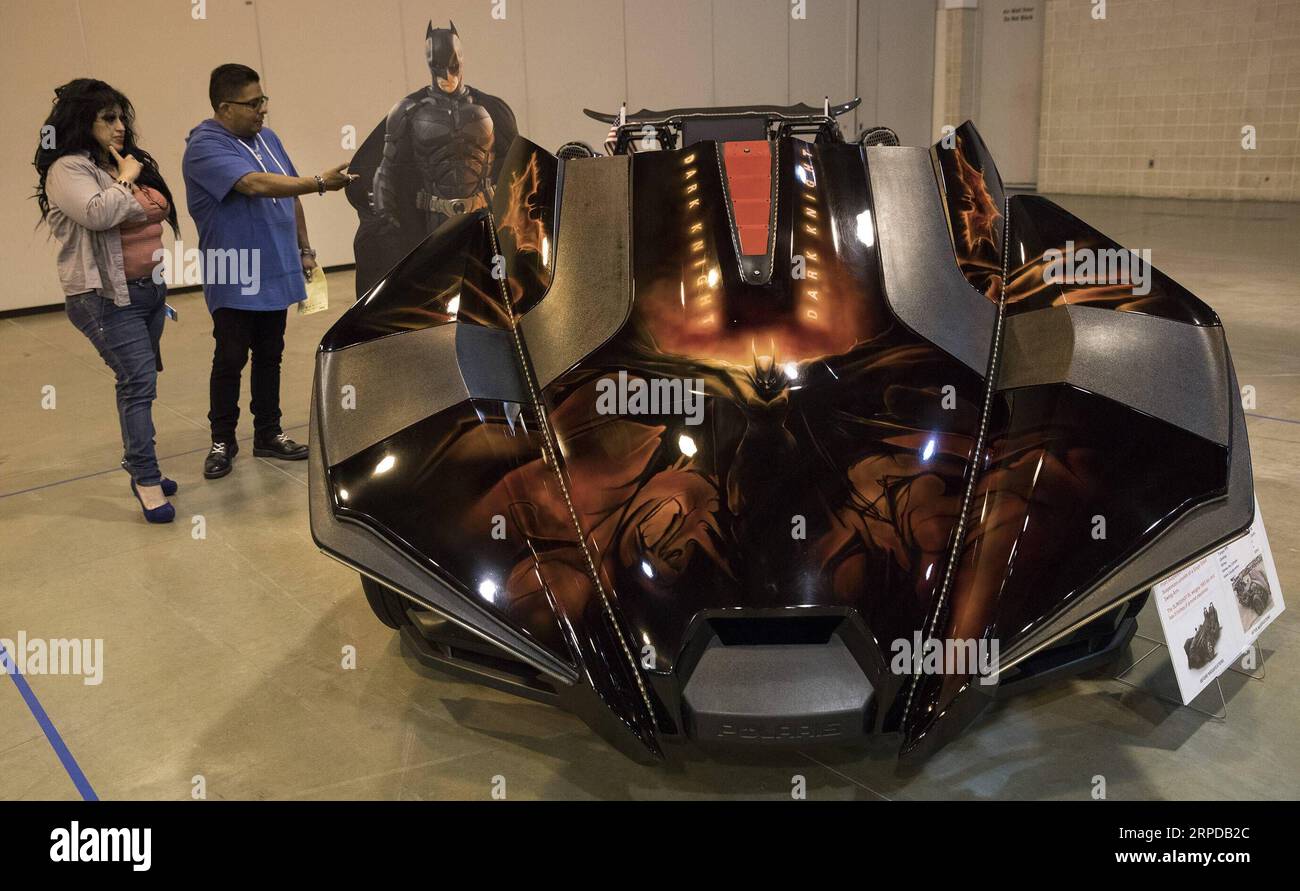 (190729) -- HOUSTON, 29. Juli 2019 -- Menschen sehen eine maßgeschneiderte Polaris Slingshot im Batman Dark Knight-Stil auf der Omni12 Car Show in Houston, Texas, USA, am 28. Juli 2019. Die erste Omni12 Car Show bot eine Plattform für die Präsentation und den Handel mit Kfz-Ersatzprodukten, einschließlich Reifen, Karosserieteilen, Elektronik, Lackierung und mehr. (Foto von Yi-Chin Lee/Xinhua) US-HOUSTON-CAR-SHOW LiuxLiwei PUBLICATIONxNOTxINxCHN Stockfoto