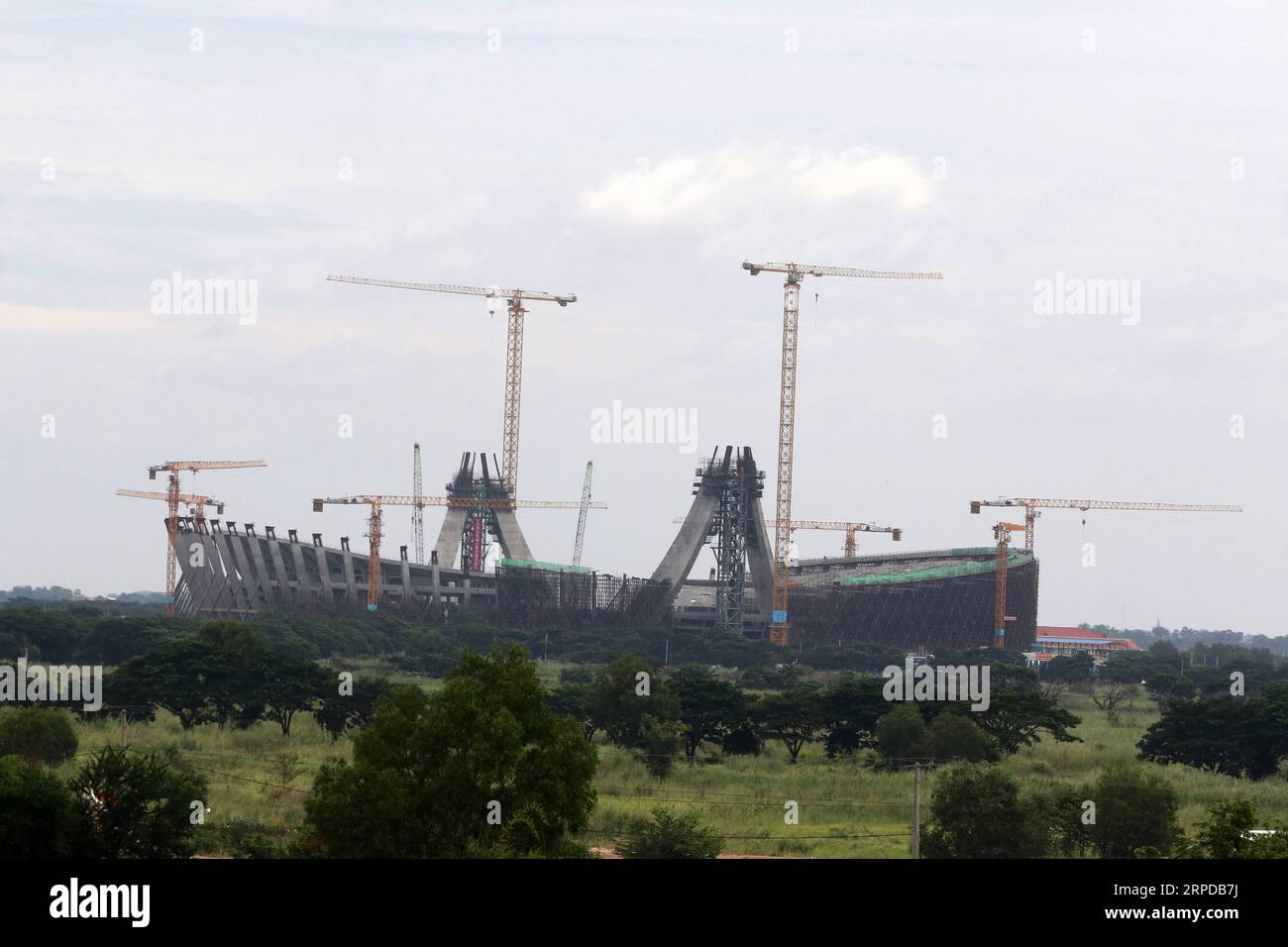 (190729) -- PHNOM PENH, 29. Juli 2019 (Xinhua) -- Foto aufgenommen am 29. Juli 2019 zeigt das China-unterstützte Nationalstadion in Phnom Penh, Kambodscha. Kambodschanischer Premierminister Samdech Techo Hun Sen und chinesischer Botschafter in Kambodscha Wang Wentian nahmen am Montag an einer Veranstaltung Teil, um den Abschluss der Betonsitzinstallation im von China finanzierten Nationalstadion zu feiern. (Foto: Sovannara/Xinhua) KAMBODSCHA-PHNOM PENH-CHINA-ASSIDED STADIUM PUBLICATIONxNOTxINxCHN Stockfoto