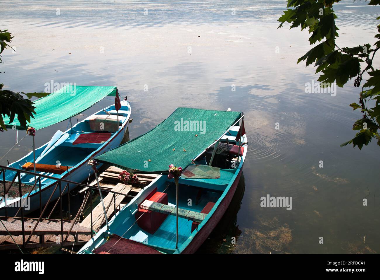 Hölzerne Fischerboote warten am Ulubat oder Uluabat Lake in Bursa, Türkei, Juni 25 2023 Stockfoto