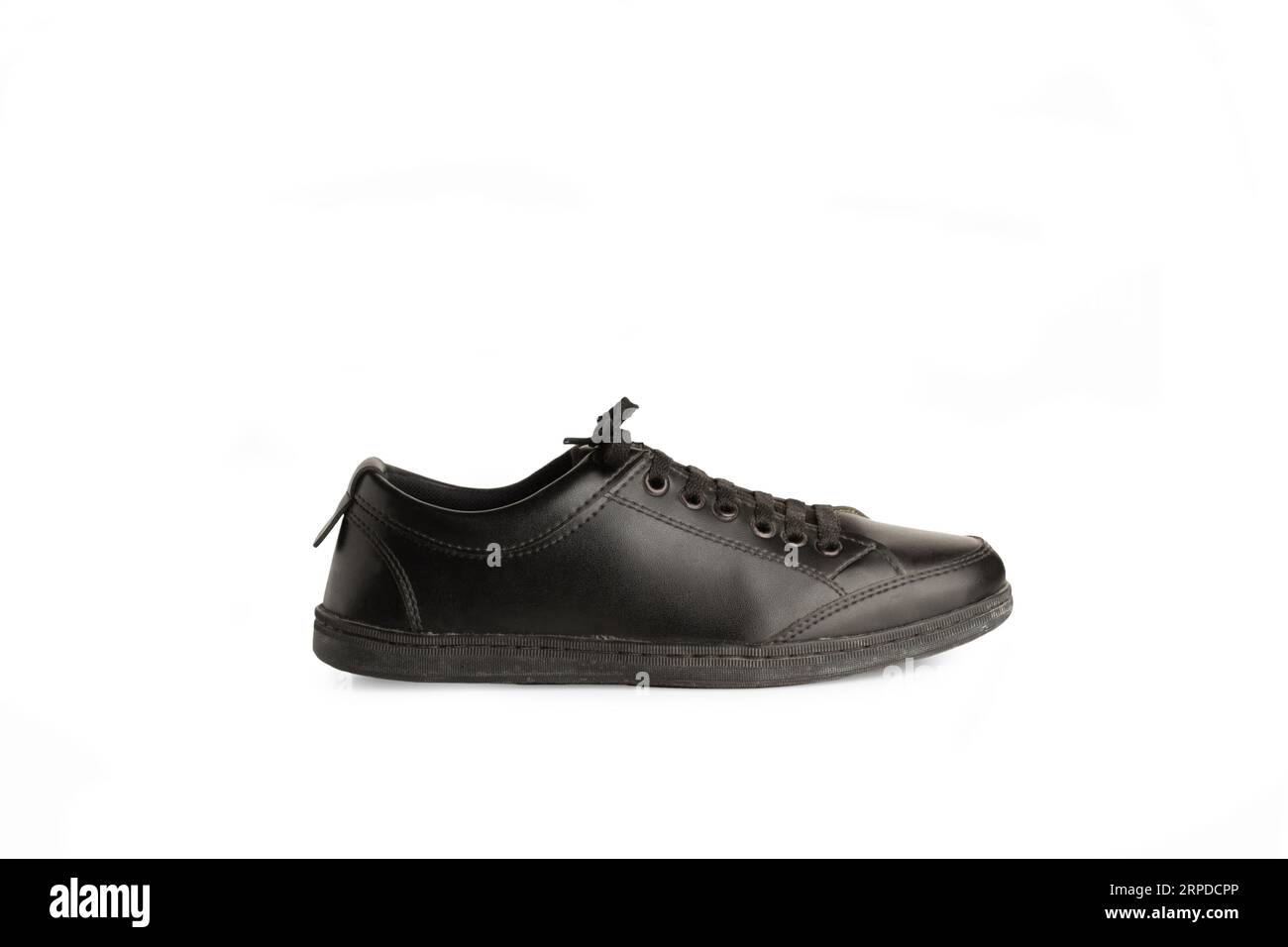 Ein schwarzer Ledersneaker auf weißem Hintergrund mit Kopierraum Stockfoto