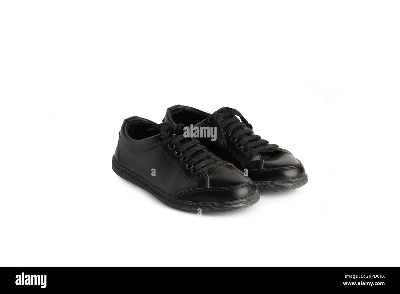 Ein Paar schwarze Ledersneaker auf weißem Hintergrund mit Kopierraum Stockfoto