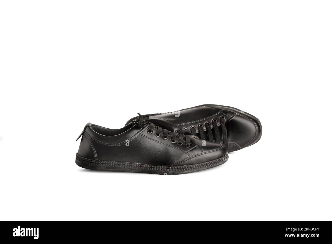 Ein Paar schwarze Ledersneaker auf weißem Hintergrund mit Kopierraum Stockfoto