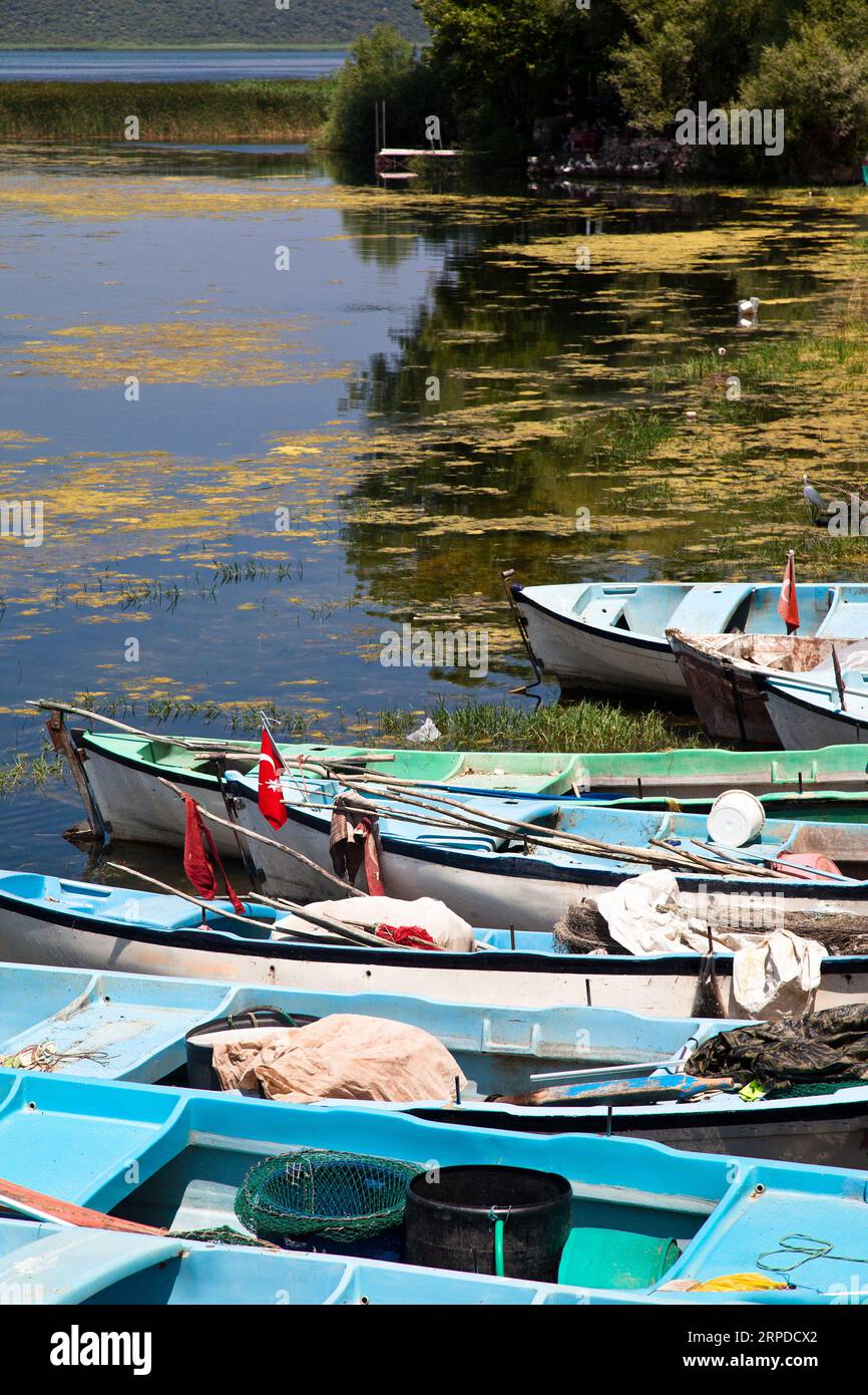 Hölzerne Fischerboote warten am Ulubat oder Uluabat Lake in Bursa, Türkei, Juni 25 2023 Stockfoto