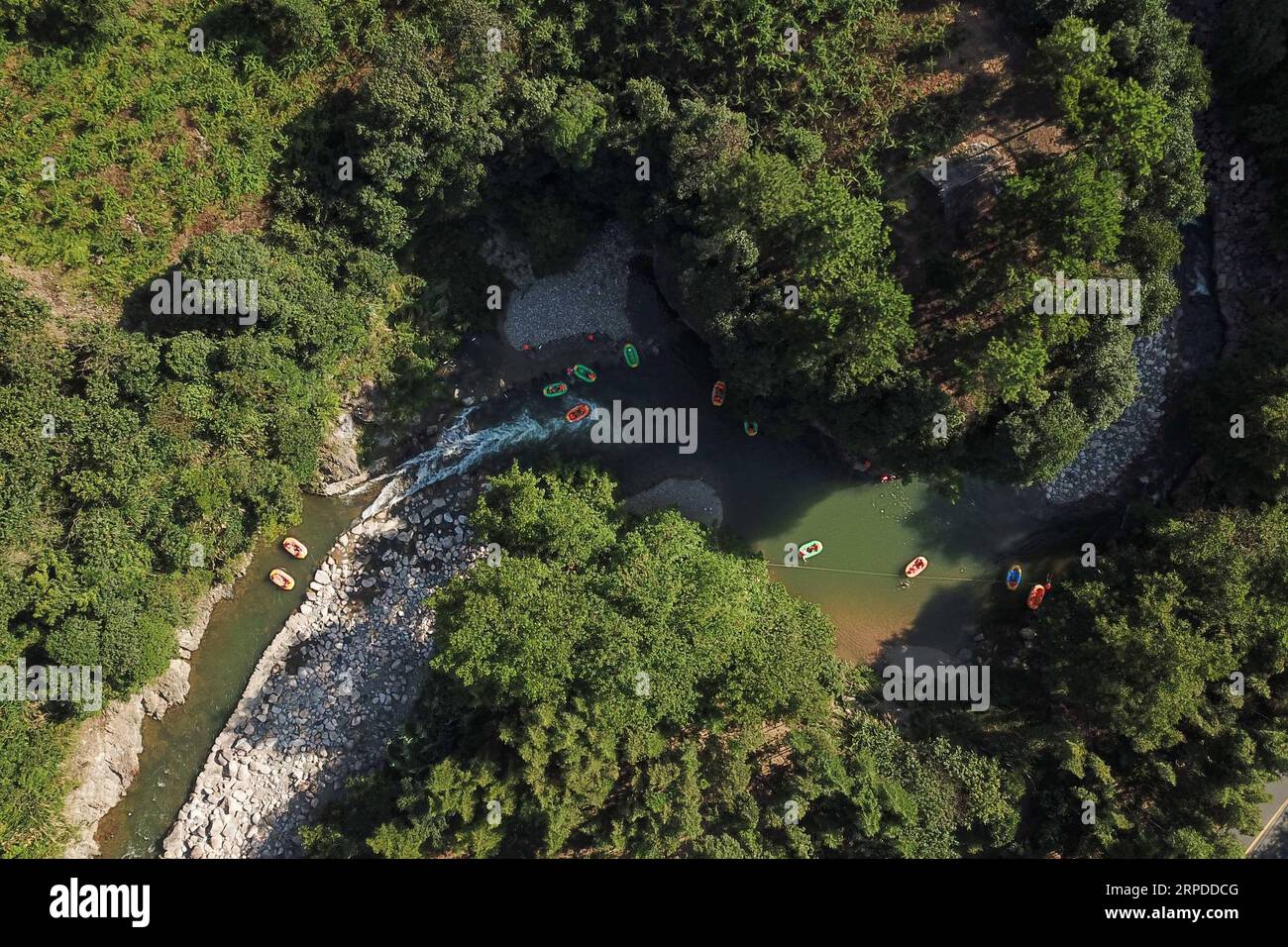 (190731) -- TONGLU, 31. Juli 2019 -- Luftaufnahme vom 31. Juli 2019 zeigt Touristen, die in einem Tal in der malerischen Gegend Shengxianli im Tonglu County, der ostchinesischen Provinz Zhejiang, treiben. ) CHINA-ZHEJIANG-TONGLU-SOMMER FREIZEIT-DRIFTEN (CN) HUANGXZONGZHI PUBLICATIONXNOTXINXCHN Stockfoto