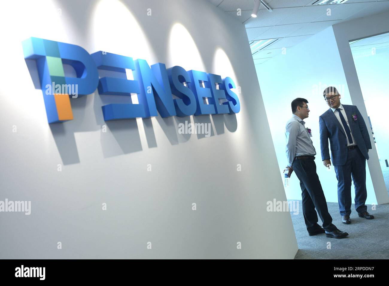 (190731) -- SINGAPUR, 31. Juli 2019 (Xinhua) -- Ma Yuan (R), der Gründer und Chief Executive Officer des in Peking ansässigen Unternehmens Pensees Technology Co Ltd (Pensees), spricht mit einem Gast während der Enthüllungszeremonie des Pensees Singapore Institute in Singapur, 31. Juli 2019. Das in Peking ansässige Unternehmen Pensees Technology Co Ltd (Pensees) hat hier am Mittwoch sein Singapore Institute eröffnet, um die Entwicklung seiner industriellen F&E- und Lieferkapazitäten in Singapur und der Region zu überwachen. (Xinhua/Then Chih Wey) SINGPAPORE-CHINESE AI COMPA Stockfoto