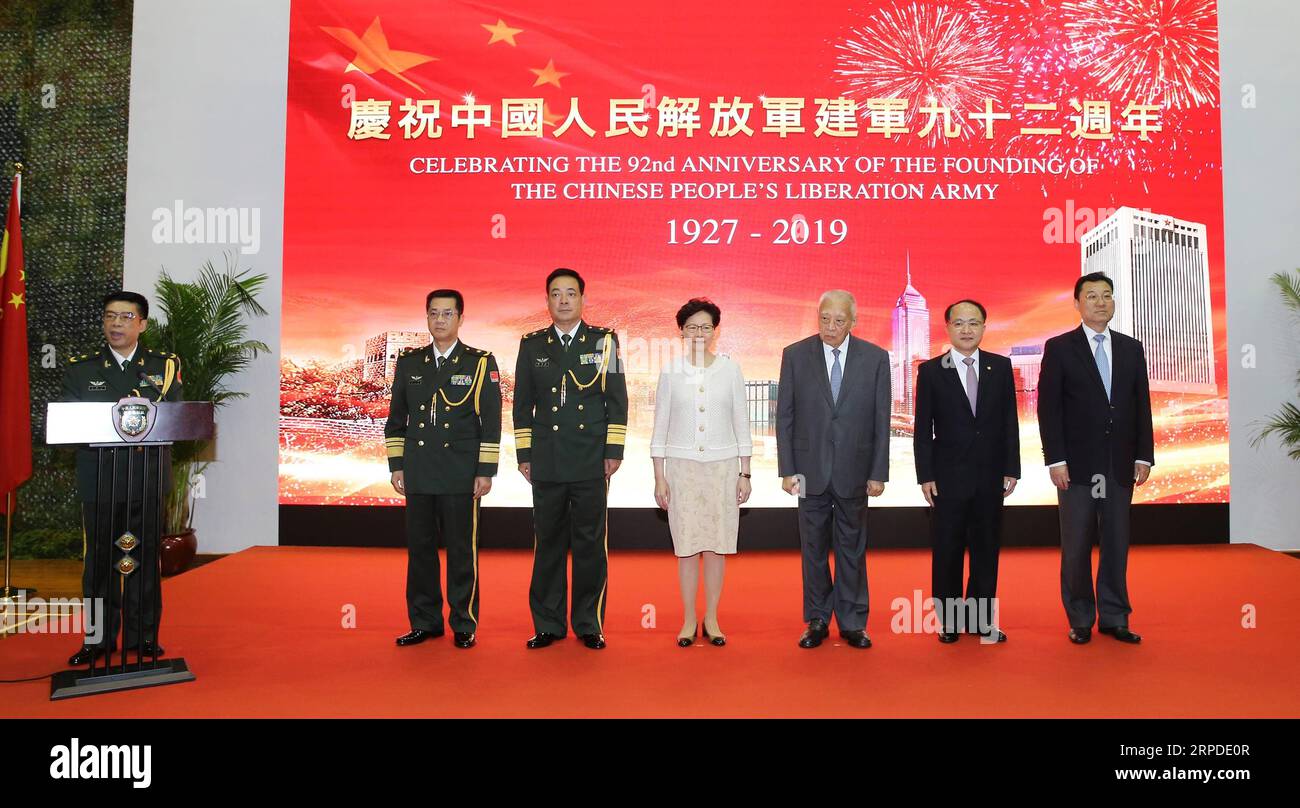 (190801) -- HONGKONG, 1. August 2019 (Xinhua) -- Gäste nehmen an einem Empfang Teil, der anlässlich des 92. Jahrestages der Gründung der PLA in Hongkong, Südchina, 31. Juli 2019 stattfand. Die Garnisone der chinesischen Volksbefreiungsarmee (PLA) in der Sonderverwaltungsregion Hongkong (HKSAR) veranstaltete am Mittwoch einen Empfang anlässlich des 92. Jahrestages der Gründung der PLA. (Foto von Yi Ding/Xinhua) CHINA-HONG KONG-PLA GARNISONREZEPTION (CN) PUBLICATIONxNOTxINxCHN Stockfoto