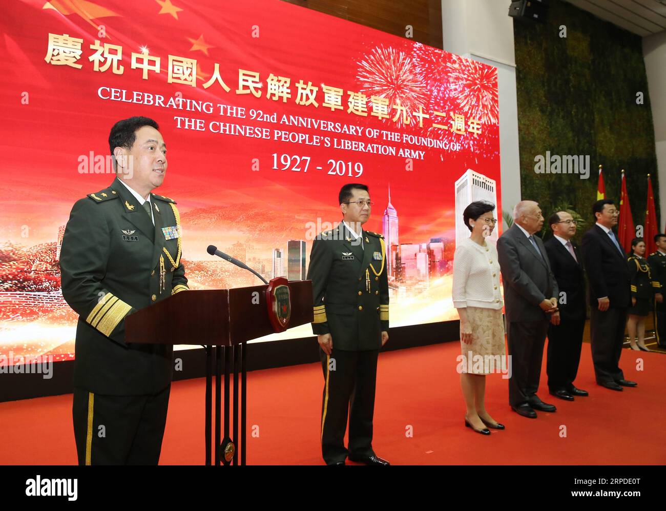 (190801) -- HONGKONG, 1. August 2019 (Xinhua) -- Generalmajor Chen Daoxiang (1. L), Kommandeur der Garnisonkommandeur der chinesischen Volksbefreiungsarmee (PLA), hält eine Rede während eines Empfangs in Hongkong, Südchina, 31. Juli 2019. Die Garnisone der chinesischen Volksbefreiungsarmee (PLA) in der Sonderverwaltungsregion Hongkong (HKSAR) veranstaltete am Mittwoch einen Empfang anlässlich des 92. Jahrestages der Gründung der PLA. (Foto von Yi Ding/Xinhua) CHINA-HONG KONG-PLA GARNISONREZEPTION (CN) PUBLICATIONxNOTxINxCHN Stockfoto