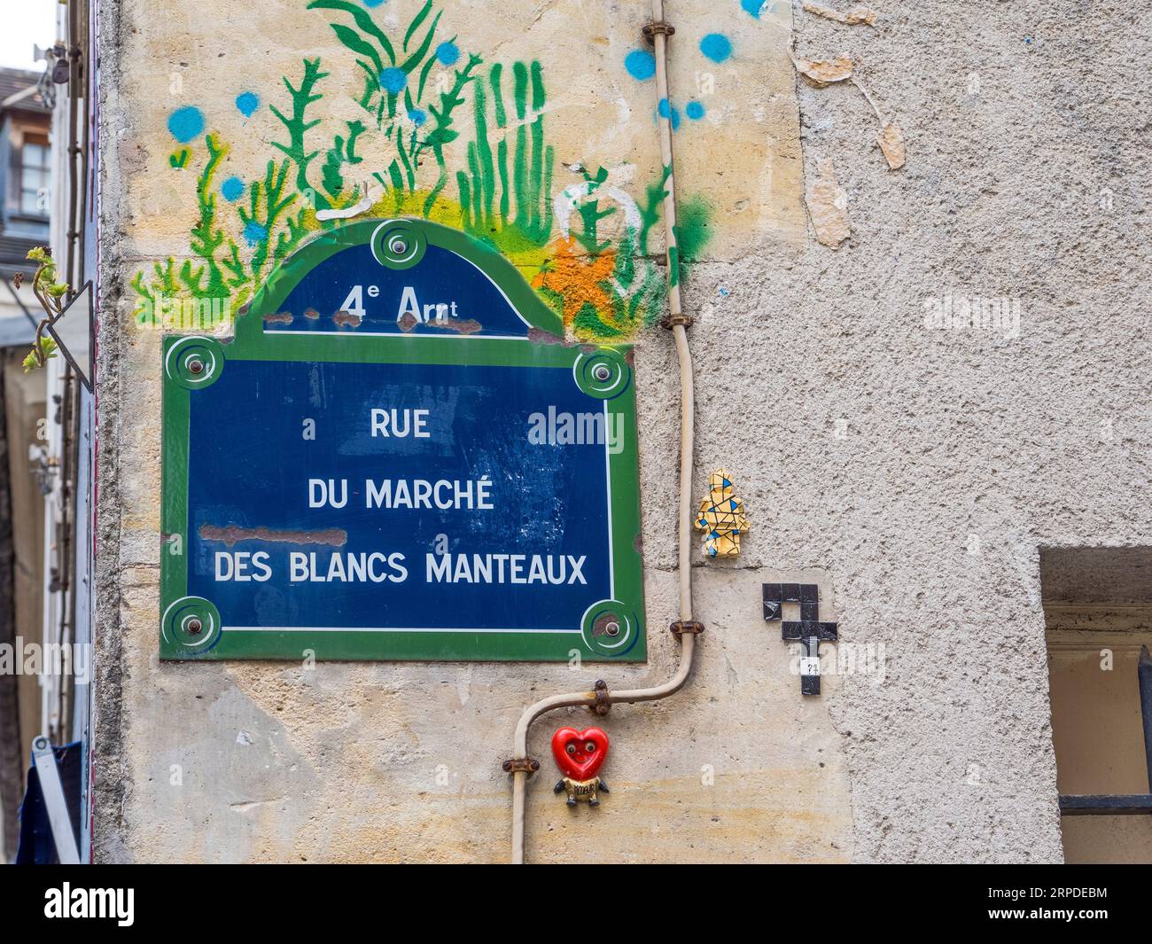 Pariser Straßenschild mit zusätzlicher Kunst, Rue du Marché des Blancs Manteaux, Paris, Frankreich, Europa, EU. Stockfoto