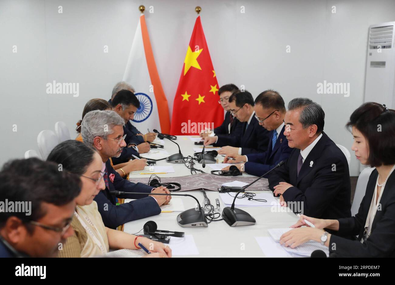 (190801) -- BANGKOK, 1. August 2019 -- der chinesische Staatsrat und Außenminister Wang Yi trifft sich mit dem indischen Außenminister Subrahmanyam Jaishankar in Bangkok, Thailand, 1. August 2019. ) THAILAND-BANGKOK-CHINA-WANG YI-INDIA-FM-MEETING ZHANGXKEREN PUBLICATIONXNOTXINXCHN Stockfoto