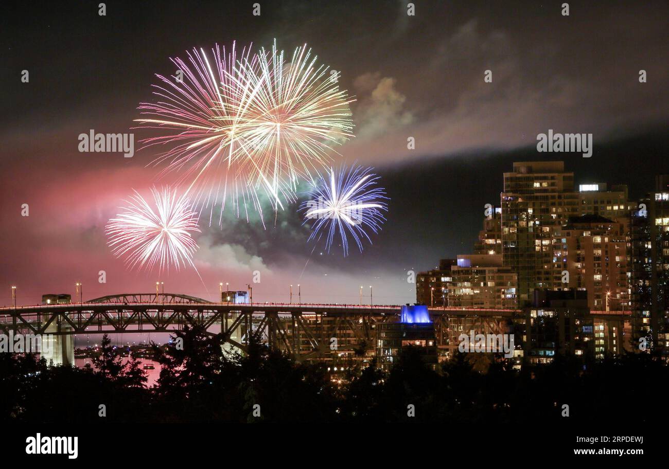 (190802) -- PEKING, 2. August 2019 -- Team Canada erleuchtet den Himmel während der Celebration of Light in English Bay in Vancouver, Kanada, 31. Juli 2019. (Foto von /XINHUA) XINHUA FOTOS DES TAGES LiangxSen PUBLICATIONxNOTxINxCHN Stockfoto