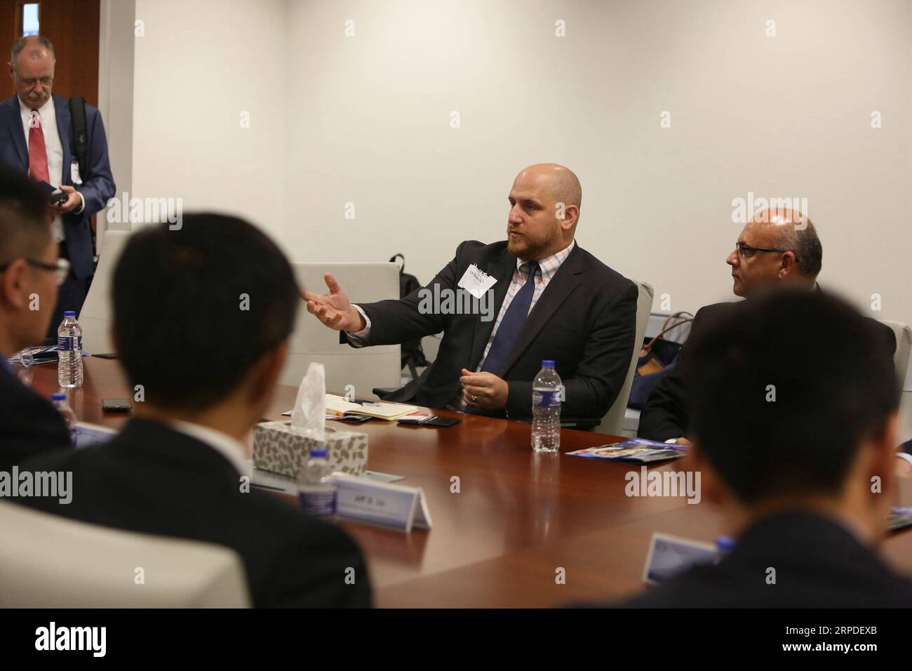 (190802) -- NEW YORK, 2. August 2019 -- Mitch Heaton (C), Vice President of Economic Development bei der Dayton Development Coalition, spricht während eines Treffens, das am 24. Juli 2019 in der Fuyao-Fabrik in Dayton, Ohio, USA, stattfand. Regierungsbeamte, Wirtschaftsführer und Kulturaustauschverbände im US-Bundesstaat Rust Belt in Ohio haben ihre Bereitschaft zur Zusammenarbeit mit ihren chinesischen Kollegen auf vielfältige Weise zum Ausdruck gebracht. UM MIT Spotlight: U.S. Rust Belt State of Ohio will facettenreiche Zusammenarbeit mit China ) US-OHIO-CHINA-KOOPERATION ZhangxFengguo PUBLICATIONxNOTxINxCHN Stockfoto