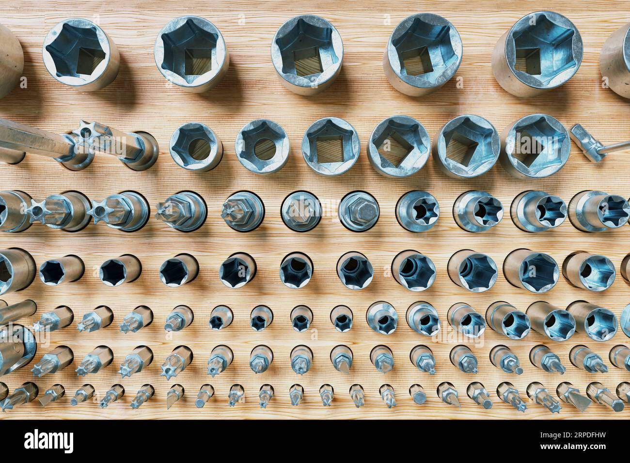 Sammlung verschiedener Bits. Abnehmbarer Schraubendreher. Hölzerner Organizer. Stockfoto