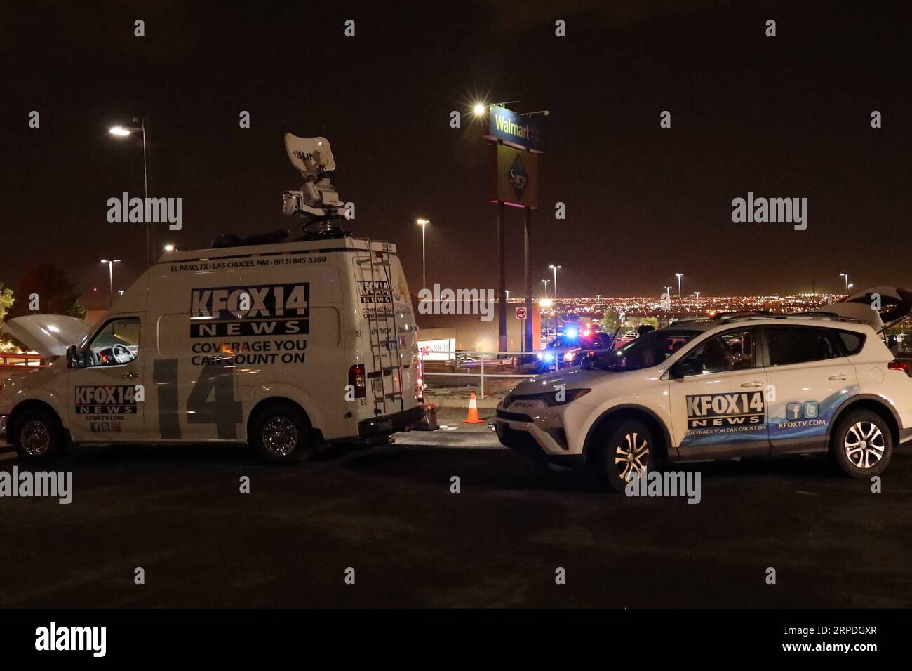 USA, mehrere Tote nach Schüssen in Einkaufszentrum in Texas (190804) -- HOUSTON, 4. Aug. 2019 -- US-Medien berichten über den Vorfall vor Ort in El Paso, Texas, USA am 3. Aug. 2019. Bei einer Massenschießerei am Samstag starben mindestens 20 Menschen und verletzten 26 weitere im US-Bundesstaat Texas, sagten lokale Beamte auf einer Pressekonferenz. US-TEXAS-SHOOTING LiuxLiwei PUBLICATIONxNOTxINxCHN Stockfoto