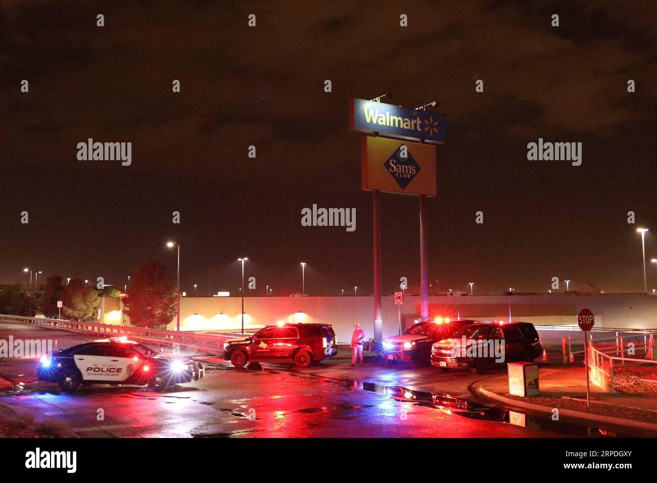 Nachrichten Themen der Woche KW31 USA, mehrere Tote nach Schüssen in Einkaufszentrum in Texas 190804 -- HOUSTON, 4. August 2019 -- Polizeiabsperrung am Walmart Einkaufszentrum in El Paso, Texas, USA am 3. August 2019. Bei einer Massenschießerei am Samstag starben mindestens 20 Menschen und verletzten 26 weitere im US-Bundesstaat Texas, sagten lokale Beamte auf einer Pressekonferenz. US-TEXAS-SHOOTING LiuxLiwei PUBLICATIONxNOTxINxCHN Stockfoto