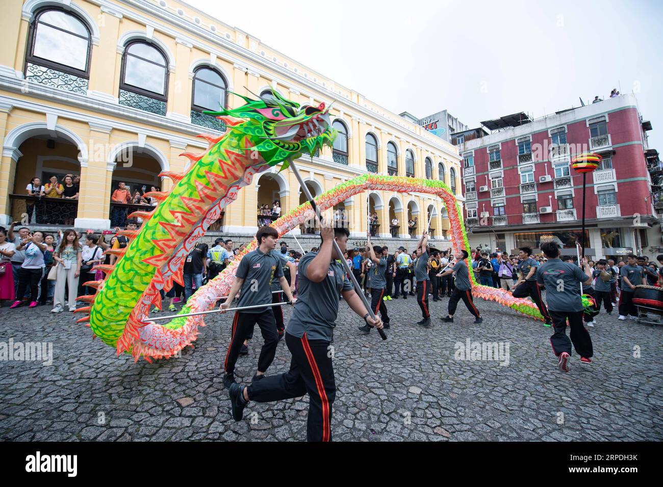 (190804) -- MACAO, 4. August 2019 -- Menschen führen Drachentanz in der Nähe der Ruinen von St. Paul s im südchinesischen Macao am 4. August 2019. Etwa 350 Künstler nahmen an der Drachen- und Löwenparade im Rahmen der Wushu Masters Challenge 2019 am Sonntag Teil. Cheong kam Ka) CHINA-MACAO-DRAGON-LION-DANCE-PARADE (CN) ZhangxJinjia PUBLICATIONxNOTxINxCHN Stockfoto