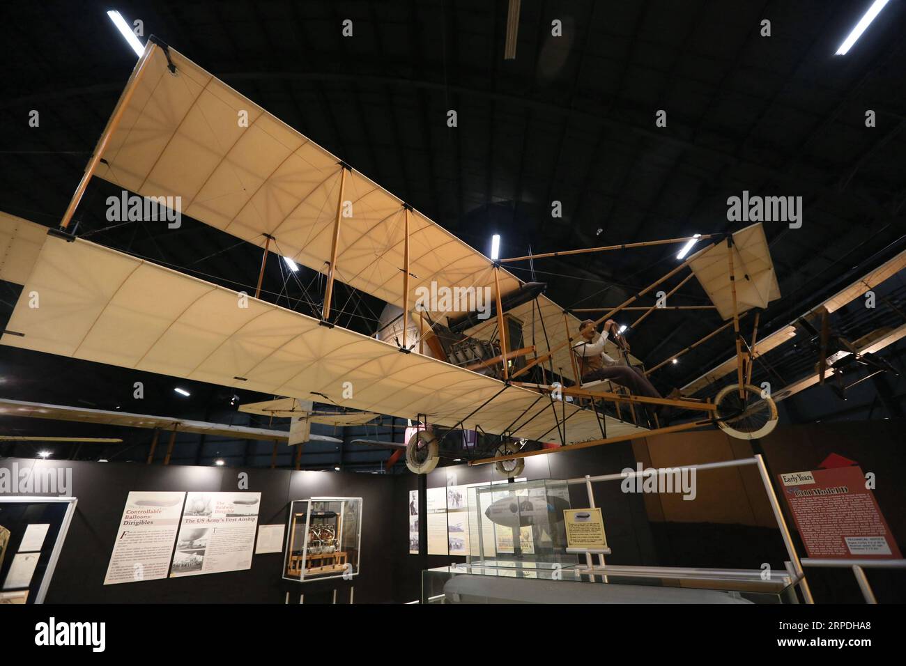 (190804) -- DAYTON (USA), 4. August 2019 -- Curtiss 1911 Model D ist am 24. Juli 2019 in der Early Years Gallery des National Museum of the U.S. Air Force in Dayton, Ohio, USA zu sehen. Dayton, Ohio, ist die Heimatstadt der Wright-Brüder, Erfinder von Flugzeugen. In etwa hundert Jahren nach der Erfindung ist Dayton als Wiege der Luftfahrt bekannt und wurde zu einem Luftfahrtzentrum in den staaten. Der Dayton Aviation Heritage National Historical Park und das National Museum of the U.S. Air Force wurden hier gegründet, was Dayton zu einem wichtigen Ort macht Stockfoto