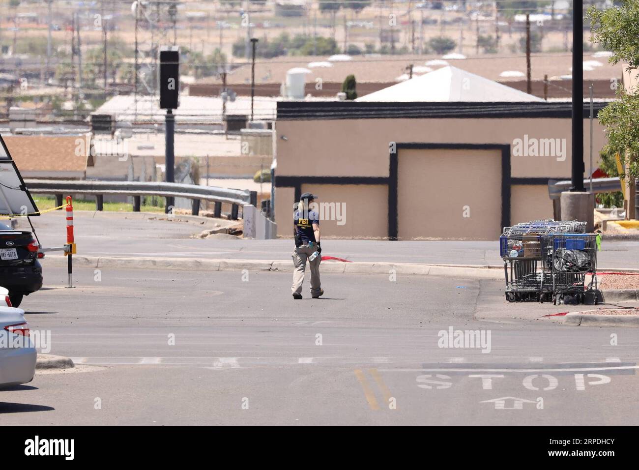 (190804) -- EL PASO (USA), 4. August 2019 -- Ein FBI-Agent arbeitet am 4. August 2019 an der Schießerei in der Walmart Shopping Mall in El Paso (Texas). Die US-Bundesregierung behandelt eine Massenschießerei im US-Bundesstaat Texas am Samstag als einen inländischen Terrorfall, sagte der US-Staatsanwalt für den Western District von Texas am Sonntag. Bei dem Angriff in der Grenzstadt El Paso in Texas starben 20 Menschen und 26 wurden verletzt. Ein 21-jähriger weißer Mann wurde verhaftet. ) U.S.-TEXAS-EL PASO-MASSENSCHIESSEN LIUXLIWEI PUBLICATIONXNOTXINXCHN Stockfoto