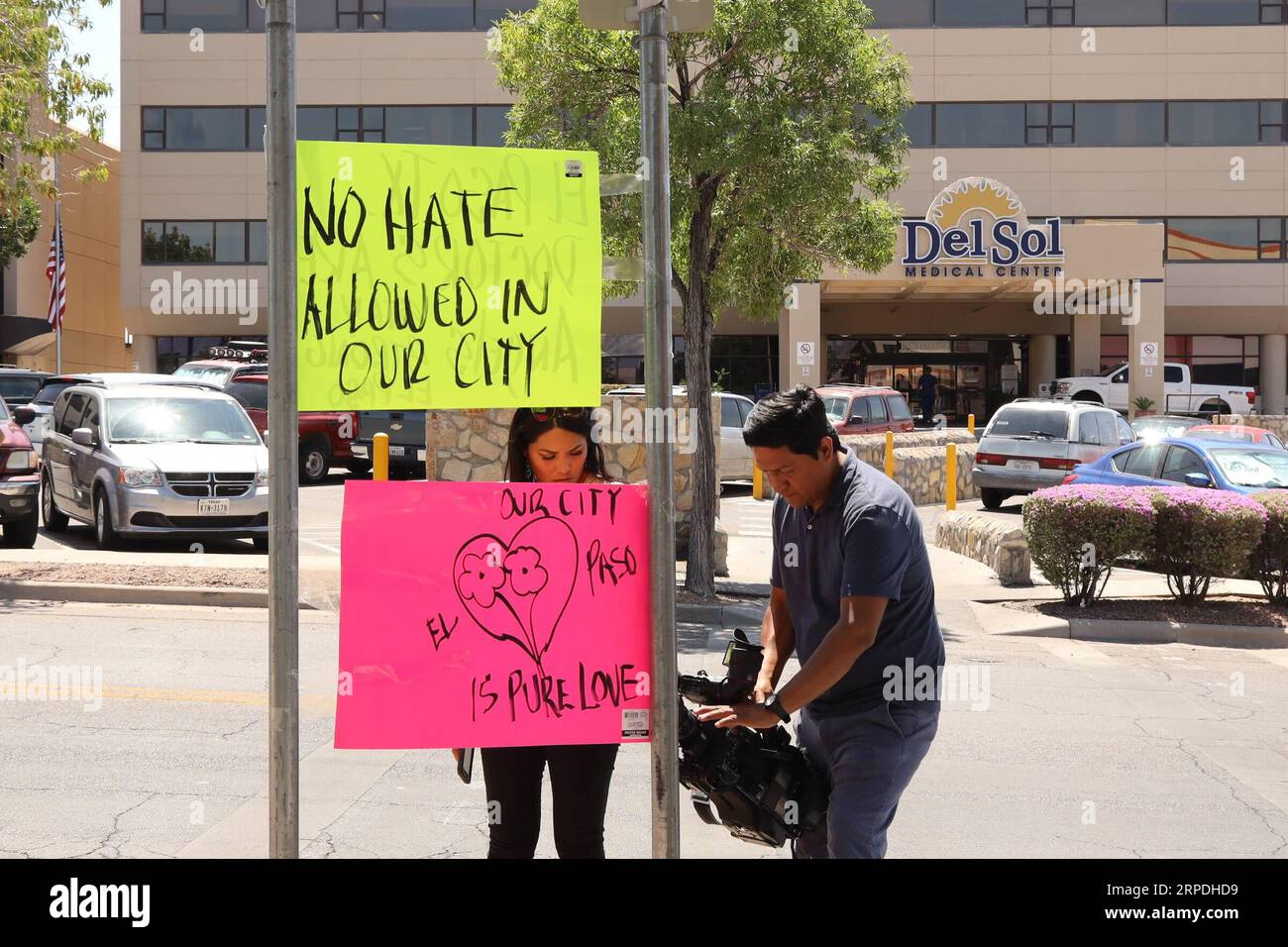 (190804) -- EL PASO (USA), 4. Aug. 2019 -- Reporter filmen die Plakate vor dem Del Sol Medical Center, wo mehrere von den Massenschießereien verletzte Personen medizinische Behandlung erhalten, in El Paso, Texas, USA, am 4. Aug. 2019. Die US-Bundesregierung behandelt eine Massenschießerei im US-Bundesstaat Texas am Samstag als einen inländischen Terrorfall, sagte der US-Staatsanwalt für den Western District von Texas am Sonntag. Bei dem Angriff in der Grenzstadt El Paso in Texas starben 20 Menschen und 26 wurden verletzt. Ein 21-jähriger weißer Mann wurde verhaftet. ) U.S.-TEXAS-EL PASO-MASS SHOOTI Stockfoto