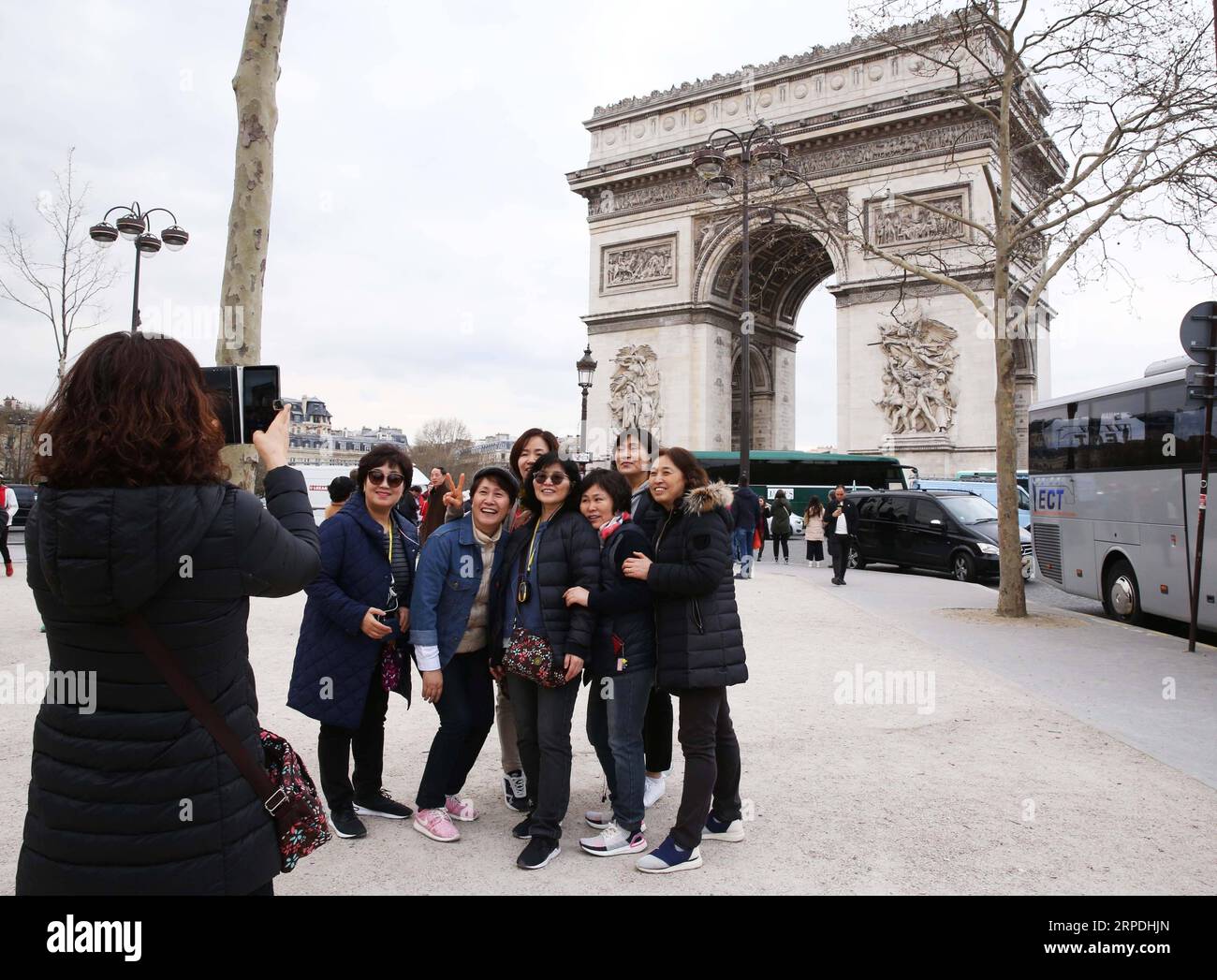 (190805) -- PEKING, 5. August 2019 -- Eine Gruppe chinesischer Touristen posiert für ein Foto am Arc de Triomphe in Paris, Frankreich, 20. März 2019. Chinesische Touristen unternahmen 2018 149 Millionen Auslandsreisen, wobei sich die Gesamtausgaben auf 130 Milliarden US-Dollar beliefen, laut einem Bericht der China Tourism Academy. Die Daten wiesen einen Anstieg von 14,7 Prozent gegenüber dem Vorjahr bzw. 13 Prozent auf. Nach Angaben der Welttourismusorganisation der Vereinten Nationen wird die Zahl der Weltreisenden bis 2030 1,8 Milliarden übersteigen. China gilt als der am schnellsten wachsende Tourismusmarkt der Welt und wird Stockfoto