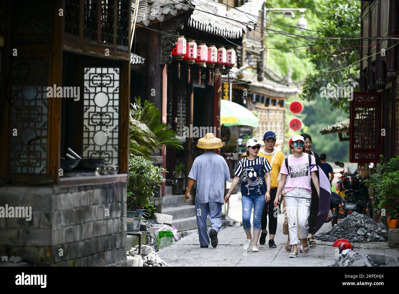 (190805) -- PEKING, 5. August 2019 -- Touristen sehen die Straßenlandschaft in der Gemeinde Biancheng im Huayuan County, Provinz Hunan in Zentralchina, 18. Juli 2019. Chinesische Touristen unternahmen 2018 149 Millionen Auslandsreisen, wobei sich die Gesamtausgaben auf 130 Milliarden US-Dollar beliefen, laut einem Bericht der China Tourism Academy. Die Daten wiesen einen Anstieg von 14,7 Prozent gegenüber dem Vorjahr bzw. 13 Prozent auf. Nach Angaben der Welttourismusorganisation der Vereinten Nationen wird die Zahl der Weltreisenden bis 2030 1,8 Milliarden übersteigen. China gilt als der am schnellsten wachsende Touris der Welt Stockfoto