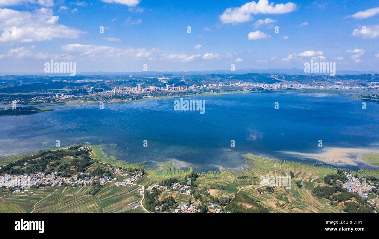 (190805) -- PEKING, 5. August 2019 -- Luftaufnahme vom 19. Juni 2019 zeigt die Landschaft des Caohai National Nature Reserve im Weining County, Provinz Guizhou im Südwesten Chinas. Guizhou, eine Binnenprovinz im Südwesten Chinas, rühmt sich mit großen Bergregionen und Hügeln, auf die 92,5 Prozent der gesamten Provinz entfallen. Als Pilotzone der nationalen ökologischen Zivilisation hat sich Guizhou in den letzten Jahren verpflichtet, sich zu einem touristischen Ziel des Bergtourismus zu entwickeln, das weltweit bekannt ist. Grüne Entwicklung ist zu einer Namenskarte für Guizhou geworden, die mannigfaltig sein kann Stockfoto