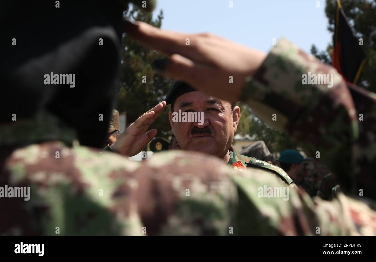 (190805) -- KABUL, 5. August 2019 (Xinhua) -- ein afghanischer Armeesoldat erhält sein Zertifikat während einer Abschlussfeier in Kabul, Hauptstadt Afghanistans, 5. August 2019. Insgesamt 1.253 Armeeoffiziere und Soldaten absolvierten ein afghanisches militärisches Ausbildungszentrum und wurden am Montag der Armee des Landes in Auftrag gegeben, so eine militärische Quelle. (Foto von Rahmatullah Alizadah/Xinhua) AFGHANISTAN-KABUL-ABSCHLUSSZEREMONIE-ARMEE PUBLICATIONxNOTxINxCHN Stockfoto