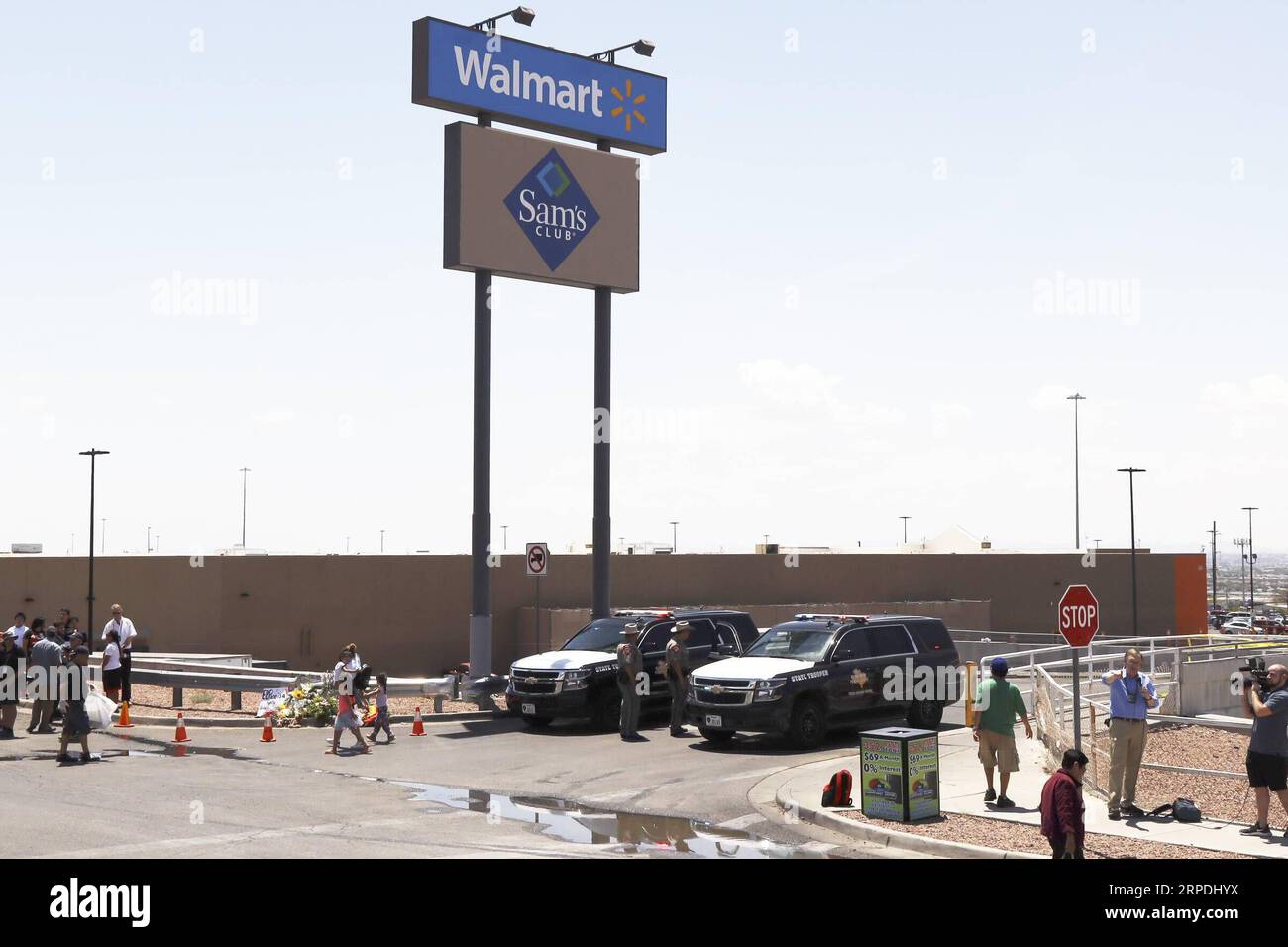(190805) -- PEKING, 5. Aug. 2019 -- das Einkaufszentrum Walmart ist nach einem Massenschießen in El Paso in Texas, USA, 4. Aug. 2019 abgeriegelt. ) Xinhua Schlagzeilen: Waffengewalt Epidemie, rassische Spannungen machen Amerika zu Nation des Hasses LiuxLiwei PUBLICATIONxNOTxINxCHN Stockfoto