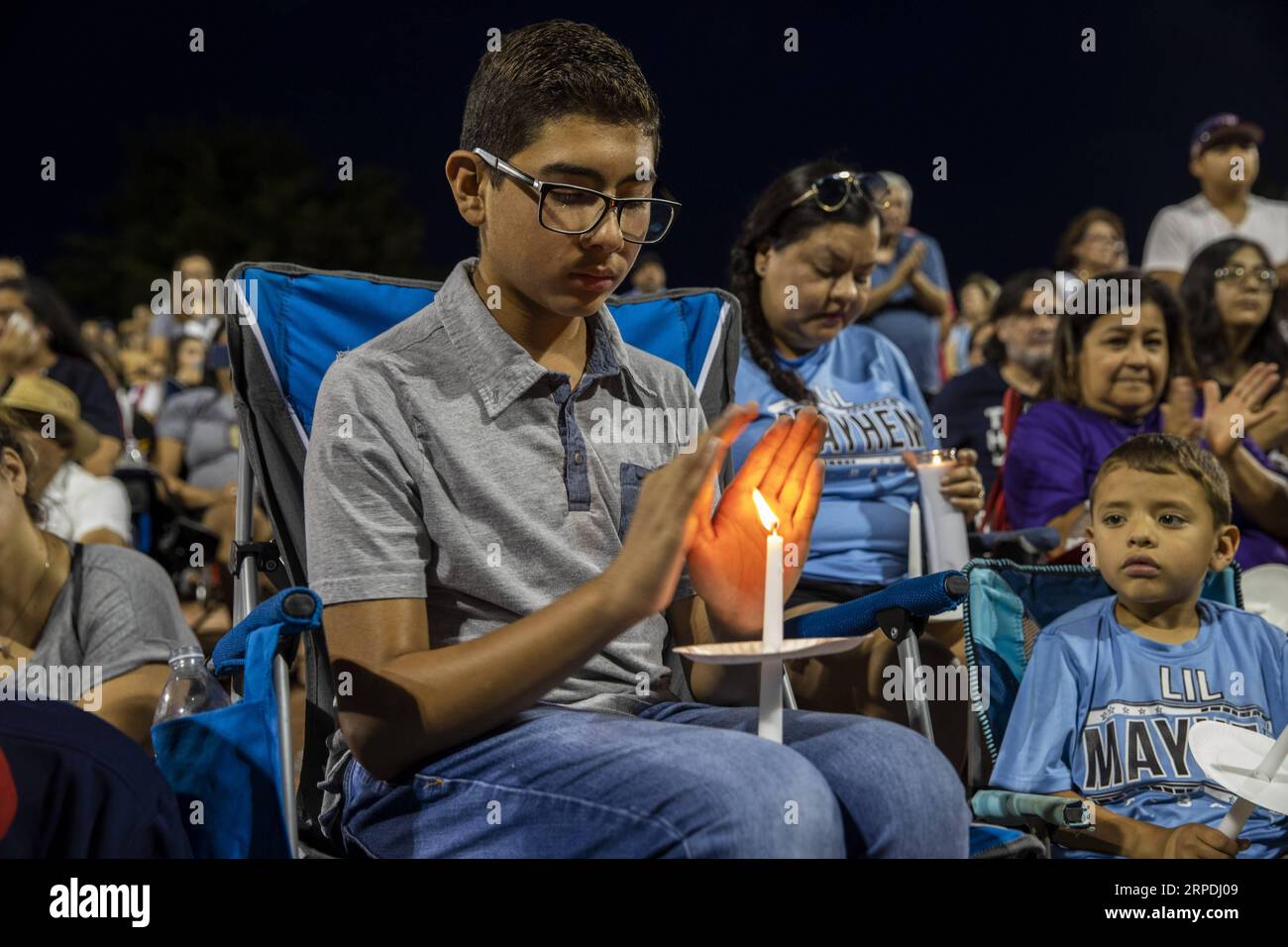 (190805) -- PEKING, 5. August 2019 -- Menschen nehmen an einem Gebet und einer Mahnwache im Ponder Park in El Paso, Texas, USA, 4. August 2019 Teil. ) Xinhua Schlagzeilen: Waffengewalt Epidemie, rassische Spannungen machen Amerika zu Nation des Hasses WangxYing PUBLICATIONxNOTxINxCHN Stockfoto