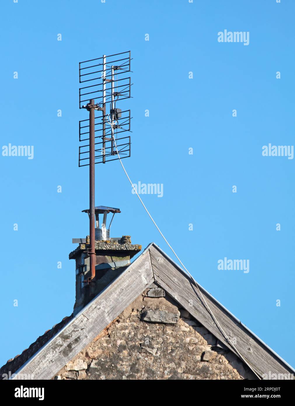 Alte Antenne auf dem Dach des Hauses, Italien Stockfoto