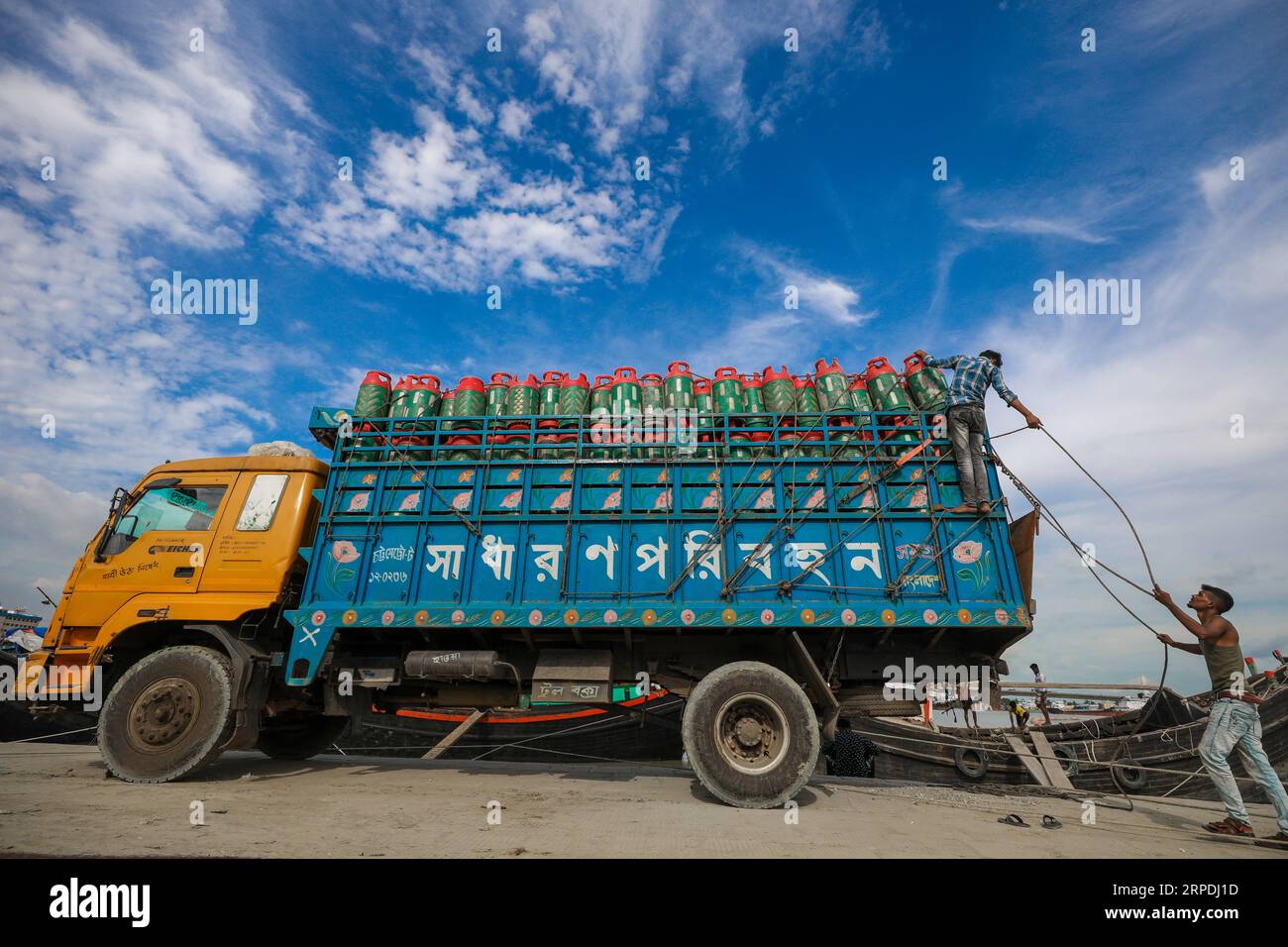 Chittagong, Bangladesch. Juli 2023. Ein Arbeiter stellt Treibgasflaschen in einem Lkw in der Nähe von Ghat für Fischerei bereit. Das Flüssiggasflaschengeschäft war ein Boom Stockfoto