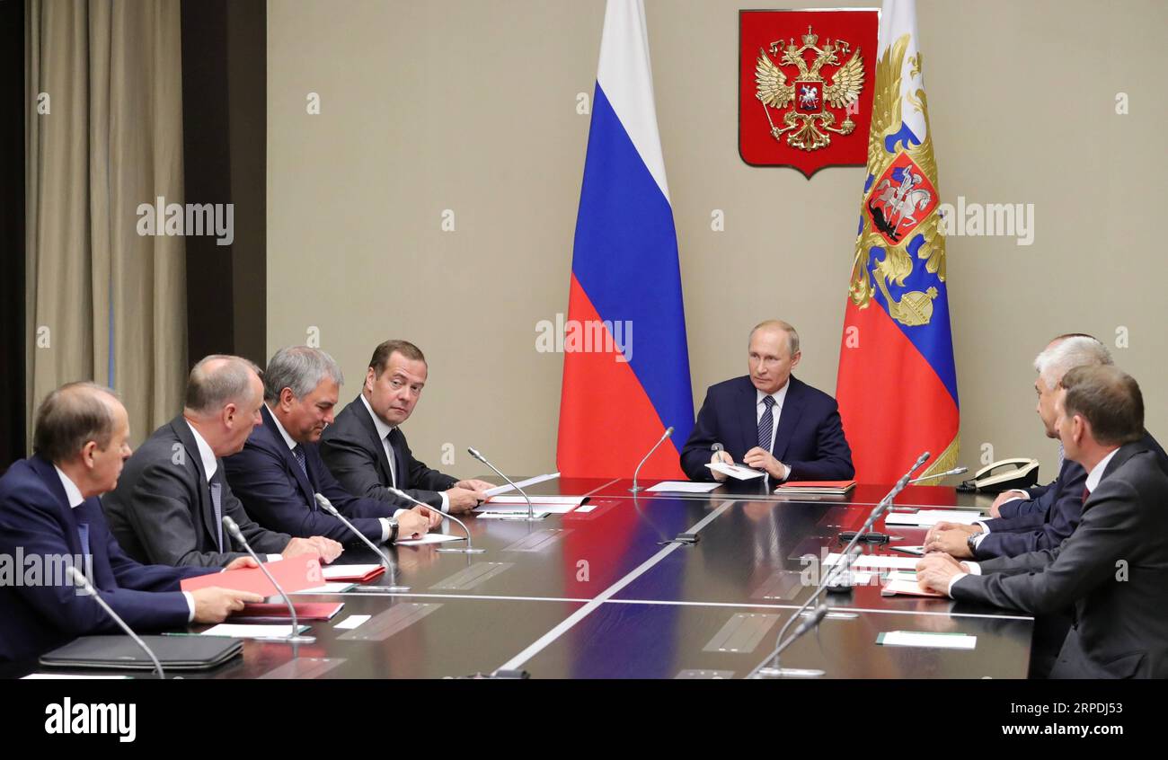 (190805) -- MOSKAU, 5. August 2019 (Xinhua) -- der russische Präsident Wladimir Putin leitet am 5. August 2019 eine Sitzung des Sicherheitsrats außerhalb Moskaus. Russland wird mit der Entwicklung von Raketen in vollem Umfang beginnen, die durch den zusammengebrochenen Vertrag über die mittleren Streitkräfte (INF) verboten sind, wenn die Vereinigten Staaten damit beginnen, dies zu tun, sagte Präsident Wladimir Putin am Montag. (Sputnik/Handout via Xinhua) RUSSLAND-MOSKAU-PUTIN-INF-VERTRAGSSITZUNG PUBLICATIONxNOTxINxCHN Stockfoto