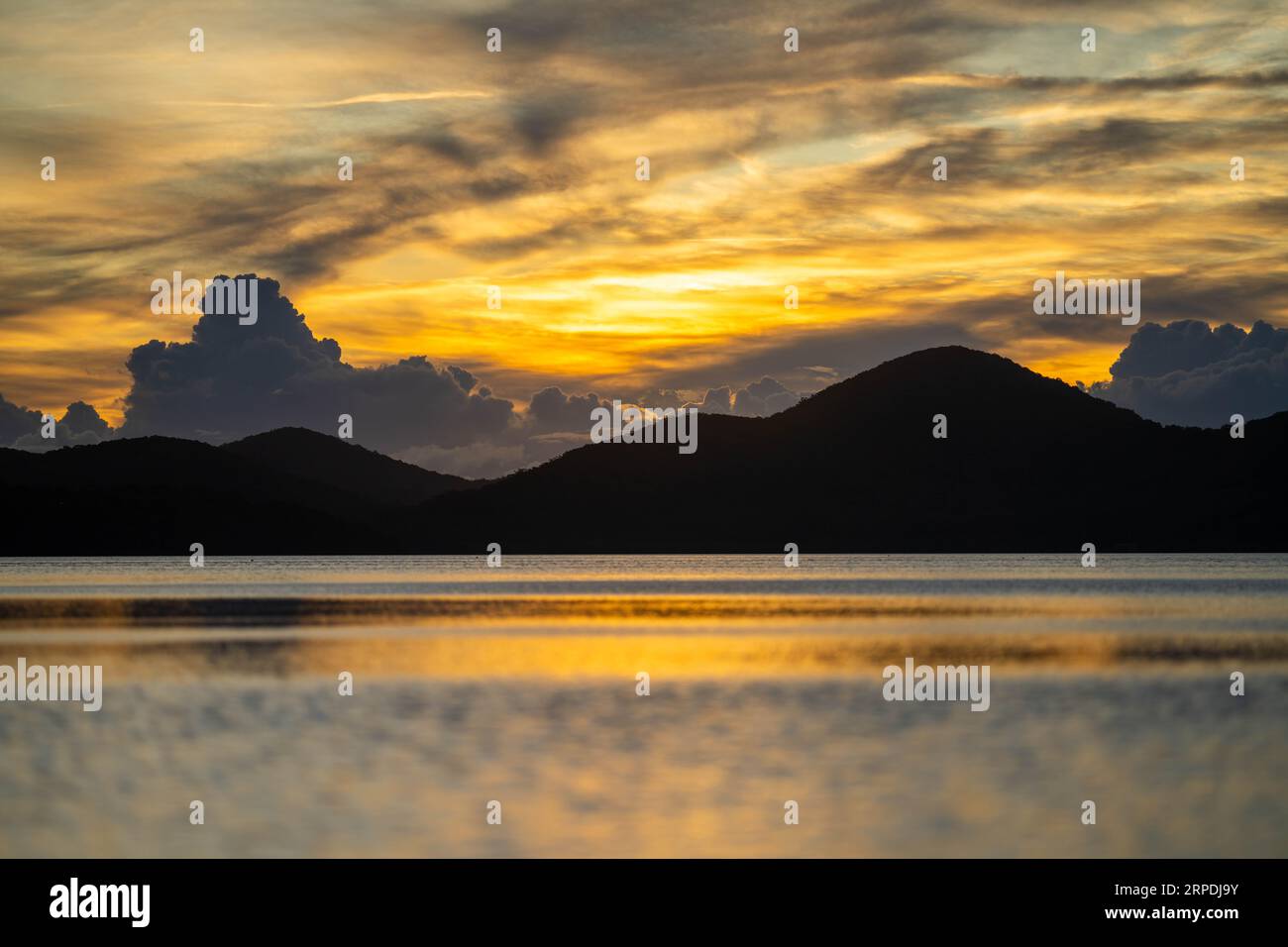 Abenddämmerung über einer Insel in sydney australien im Sommer Stockfoto