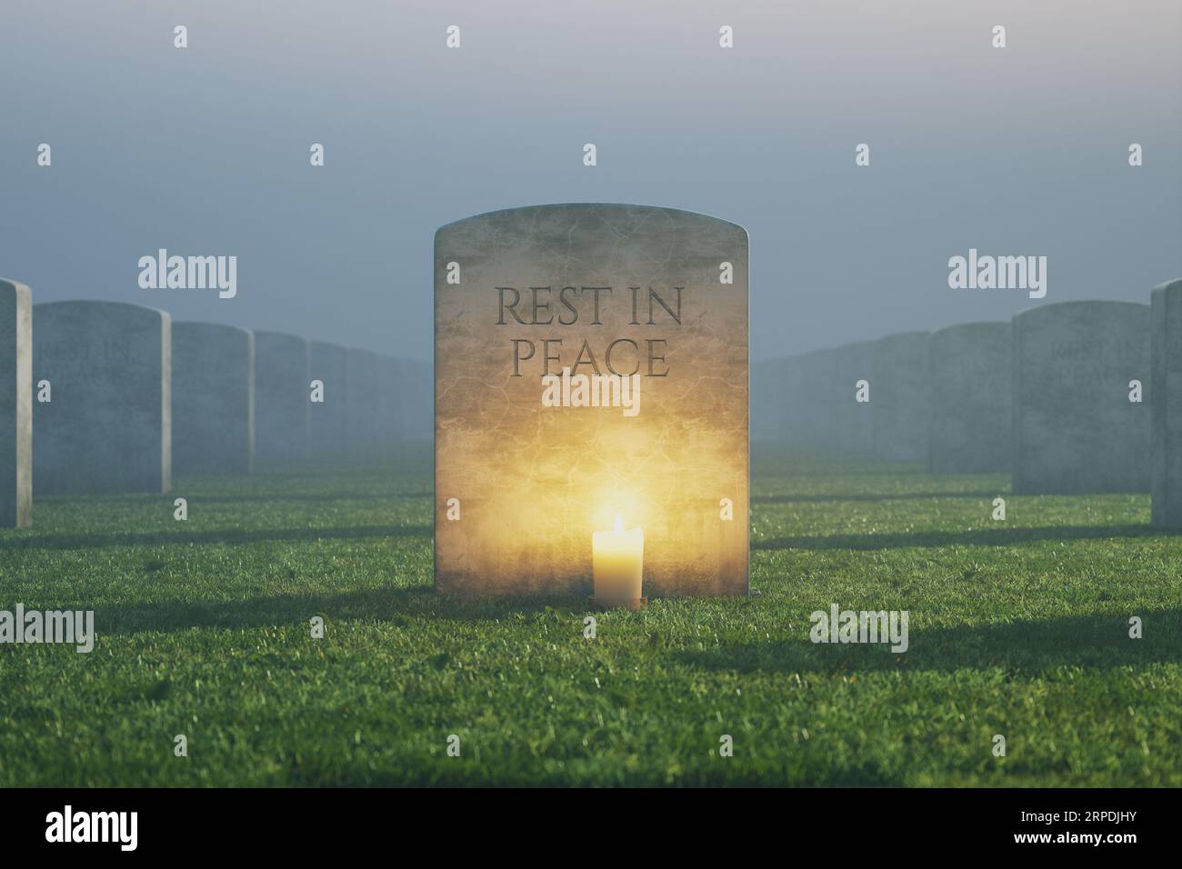 Nächtlicher Blick auf den Marmor-Grabstein. Ein Knoten der Kerze brennt. Grave. Stockfoto