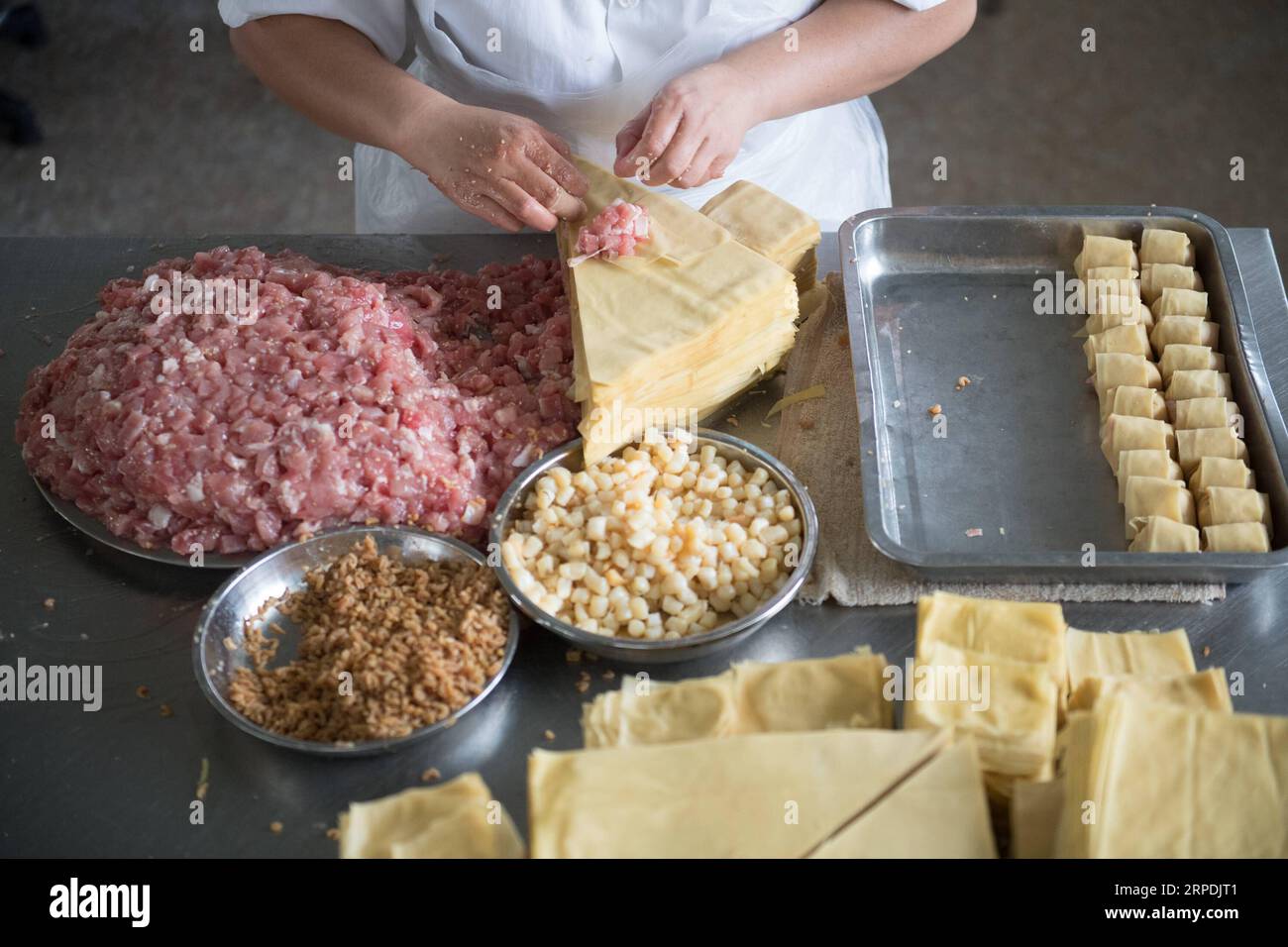 (190806) -- HUZHOU, 6. August 2019 -- Ein Mitarbeiter stellt gedämpftes Brötchen her, ein traditionelles chinesisches Essen der Marke Dinglianfang, im Wuxing-Bezirk von Huzhou, ostchinesische Provinz Zhejiang, 6. August 2019. Die chinesische Marke Dinglianfang wurde in der Zeit Guangxus (1875-1908) der Qing-Dynastie gegründet. Sie hat eine Reihe von unverwechselbaren Lebensmitteln entwickelt und sich auch auf dem Online-Markt engagiert. ) CHINA-ZHEJIANG-HUZHOU-DINGLIANFANG-TIME-HONORED BRAND (CN) WENGXXINYANG PUBLICATIONXNOTXINXCHN Stockfoto