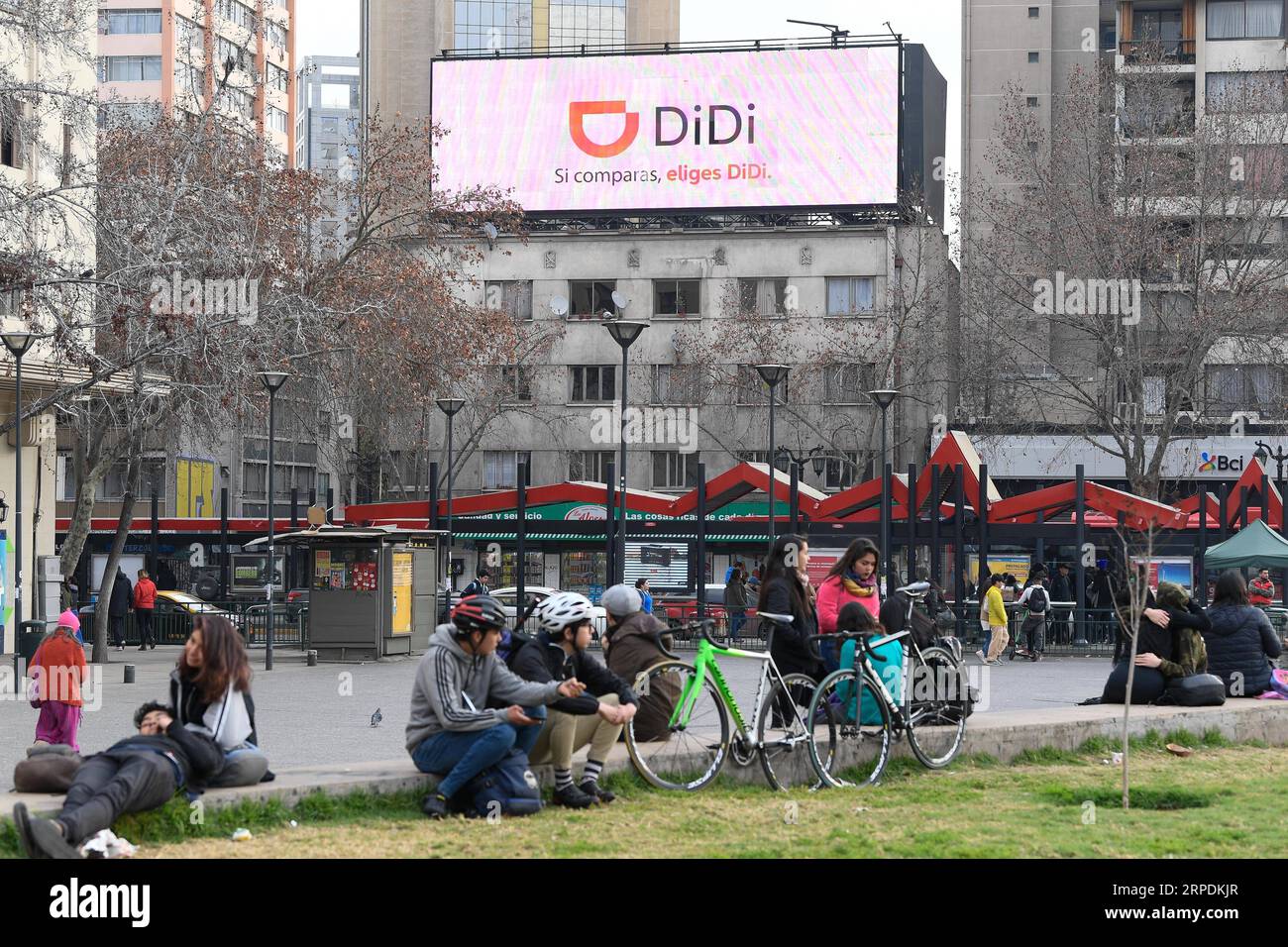 (190807) -- SANTIAGO, 7. Aug. 2019 -- ein Außenbildschirm, der die Werbung für Didi Chuxing zeigt, ist in der chilenischen Hauptstadt Santiago am 6. Aug. 2019 zu sehen. Chinas globale Ride-Hailing-App Didi Chuxing startete am Dienstag in Santiago. Didi trat am 3. Juni mit 16.000 registrierten Fahrern in den Valparaiso-Markt ein. Der Großraum Valparaiso ist nach dem Großraum Santiago Chiles zweitgrößte Metropolregion. CHILE-SANTIAGO-CHINA-RIDE HAGEL APP-DIDI CHUXING JORGEXVILLEGAS PUBLICATIONXNOTXINXCHN Stockfoto