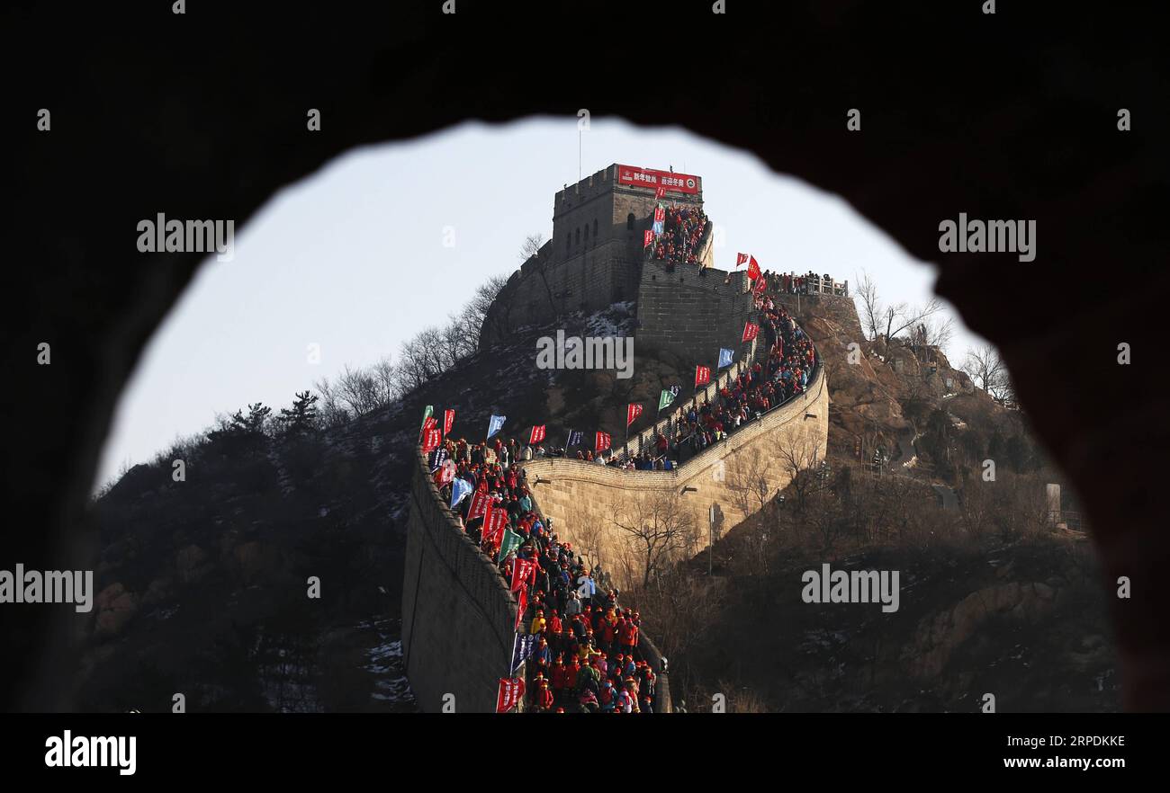(190806) -- Peking, 6. August 2019 -- Menschen klettern auf den Badaling-Abschnitt der Großen Mauer in Peking, Hauptstadt Chinas, 1. Januar 2016. Seit der Gründung der Volksrepublik China haben sich Berufssport und nationale Fitness in Abstimmung entwickelt, um gemeinsam den Wohlstand des Sports zu fördern. ) (SP)CHINA-PEKING-70 JAHRE GRÜNDUNG DER VR CHINA-CHINESISCHE SPORTGESCHICHTE-PROFI-SPORT-NATIONALE FITNESS WANGXLILI PUBLICATIONXNOTXINXCHN Stockfoto