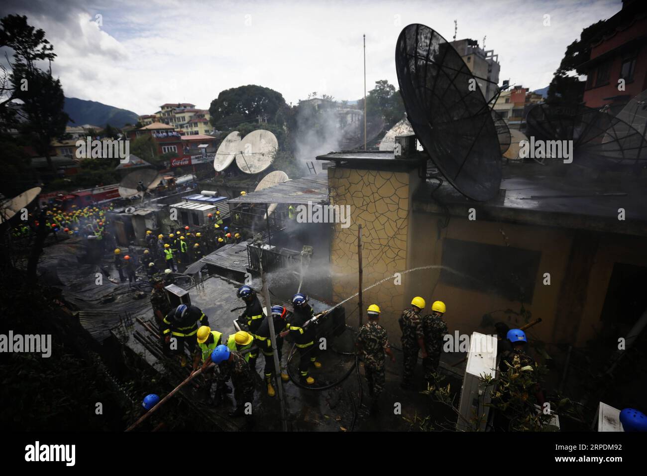 (190807) -- KATHMANDU, 7. Aug. 2019 -- nepalesisches Sicherheitspersonal und Feuerwehrleute übergießen am 7,2019. Aug. Ein Feuer in einem Gebäude in Kathmandu, Nepal. Bei dem Vorfall wurden keine Menschenopfer gemeldet. (Foto: /Xinhua) NEPAL-KATHMANDU-FIRE sulavxshrestha PUBLICATIONxNOTxINxCHN Stockfoto