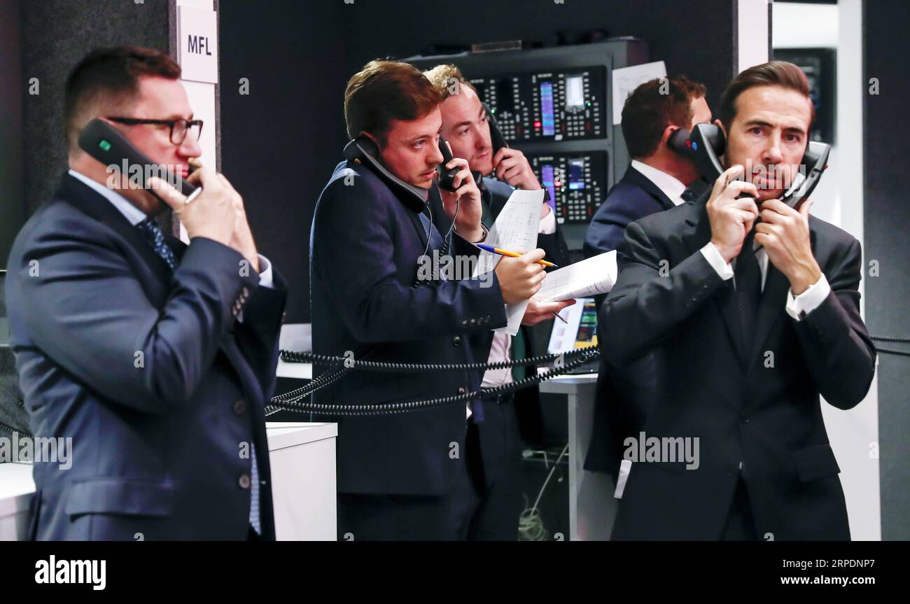 (190809) -- PEKING, 9. August 2019 -- Händler und Angestellte arbeiten am 18. Juni 2019 an der London Metal Exchange in London, Großbritannien. Die London Metal Exchange (LME) ist einer der weltweit größten Märkte für Optionen und Terminkontrakte auf Basis- und anderen Metallen. Open-Empry ist die älteste Art des Handels an der Börse, obwohl heutzutage die Mehrheit der Geschäfte elektronisch platziert wird. Die LME ist die letzte Börse in Europa, an der der offene Handel stattfindet. ) XINHUA-FOTOS DES TAGES HanxYan PUBLICATIONxNOTxINxCHN Stockfoto