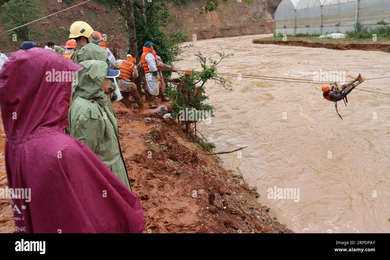 (190809) -- HANOI, 9. August 2019 (Xinhua) -- Ein Bewohner nutzt Seile, um aus einem Wohngebiet zu entkommen, das durch Überschwemmungen in der Provinz Lam Dong, Vietnam, am 8. August 2019 isoliert wurde. Am Freitagnachmittag hatten Überschwemmungen und Erdrutsche in Vietnams zentralem Hochland acht Menschen getötet, teilte das Zentralkomitee für die Prävention und Kontrolle von Naturkatastrophen mit. (VNA via Xinhua) VIETNAM-ZENTRALHOCHLAND-REGION-FLUTKATASTROPHE PUBLICATIONxNOTxINxCHN Stockfoto