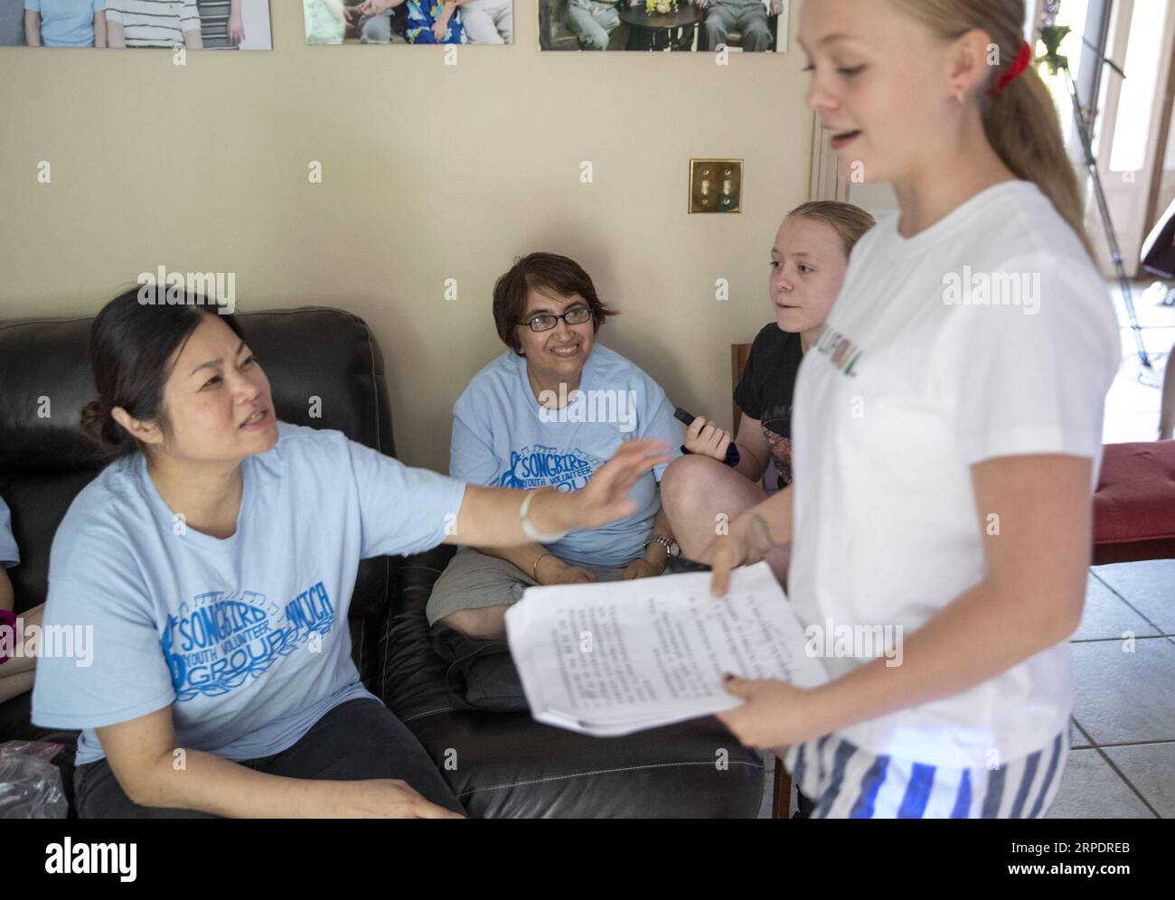 (190810) -- NEW JERSEY, 10. Aug. 2019 -- Lynn Berat (C) beobachtet ihre Tochter, wie sie in ihrem chinesischen Lehrerhaus in Bernards in New Jersey, den Vereinigten Staaten, am 27. Juli 2019 chinesisch spricht. Lynn Berat, die zwei Doktortitel von der Yale University hält, zwang ihre neun Töchter, von Kindheit an Mandarin zu lernen, um sie gut darauf vorzubereiten, Bürger der Welt zu werden. ) ZU DIESEM Feature: New York Tiger Mom stiehlt Vorteil für neun Töchter mit Mandarin Immersion aus dem SÄUGLINGSALTER USA-NEW JERSEY-TIGER MOM-MANDARIN LERNEN WangxYing PUBLICATIONxNOTxINxCHN Stockfoto