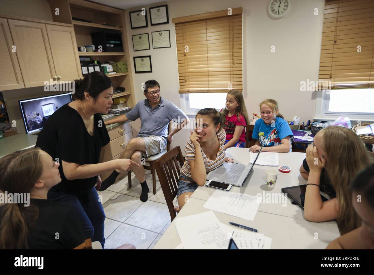 (190810) -- NEW JERSEY, 10. August 2019 -- Töchter von Lynn Berat sprechen mit ihrem chinesischen Lehrer Lin (2. L) in Lins Haus in Bernards of New Jersey, USA, 13. Juli 2019. Lynn Berat, die zwei Doktortitel von der Yale University hält, zwang ihre neun Töchter, von Kindheit an Mandarin zu lernen, um sie gut darauf vorzubereiten, Bürger der Welt zu werden. ) ZU DIESEM Feature: New York Tiger Mom stiehlt Vorteil für neun Töchter mit Mandarin Immersion aus dem SÄUGLINGSALTER USA-NEW JERSEY-TIGER MOM-MANDARIN LERNEN WangxYing PUBLICATIONxNOTxINxCHN Stockfoto