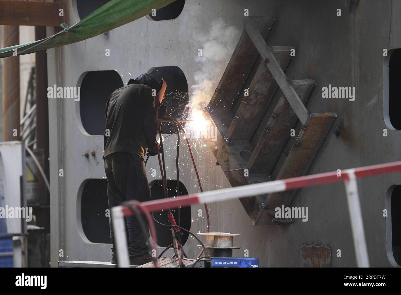 (190811) -- GUIPING, 11. August 2019 -- Ein Mitarbeiter arbeitet auf der Baustelle des Wasserdamms der Dateng-Schlucht in Guiping, südchinesische autonome Region Guangxi Zhuang, 10. August 2019. Der Wasserdamm Dateng Gorge befindet sich in der Stadt Guiping und ist für mehrere Zwecke ausgelegt, einschließlich Hochwasserschutz, Navigation und Stromerzeugung. Insbesondere wird der Salzgehalt der Flüsse während der Trockenzeit verringert, wodurch die Qualität der Wasserversorgung der Städte des Pearl River Delta einschließlich Macao gewährleistet wird. ) CHINA-GUANGXI-HYDRO DAM-CONSTRUCTION (CN) CAOXYIMING PUBLICATIONXNOTXINXCHN Stockfoto