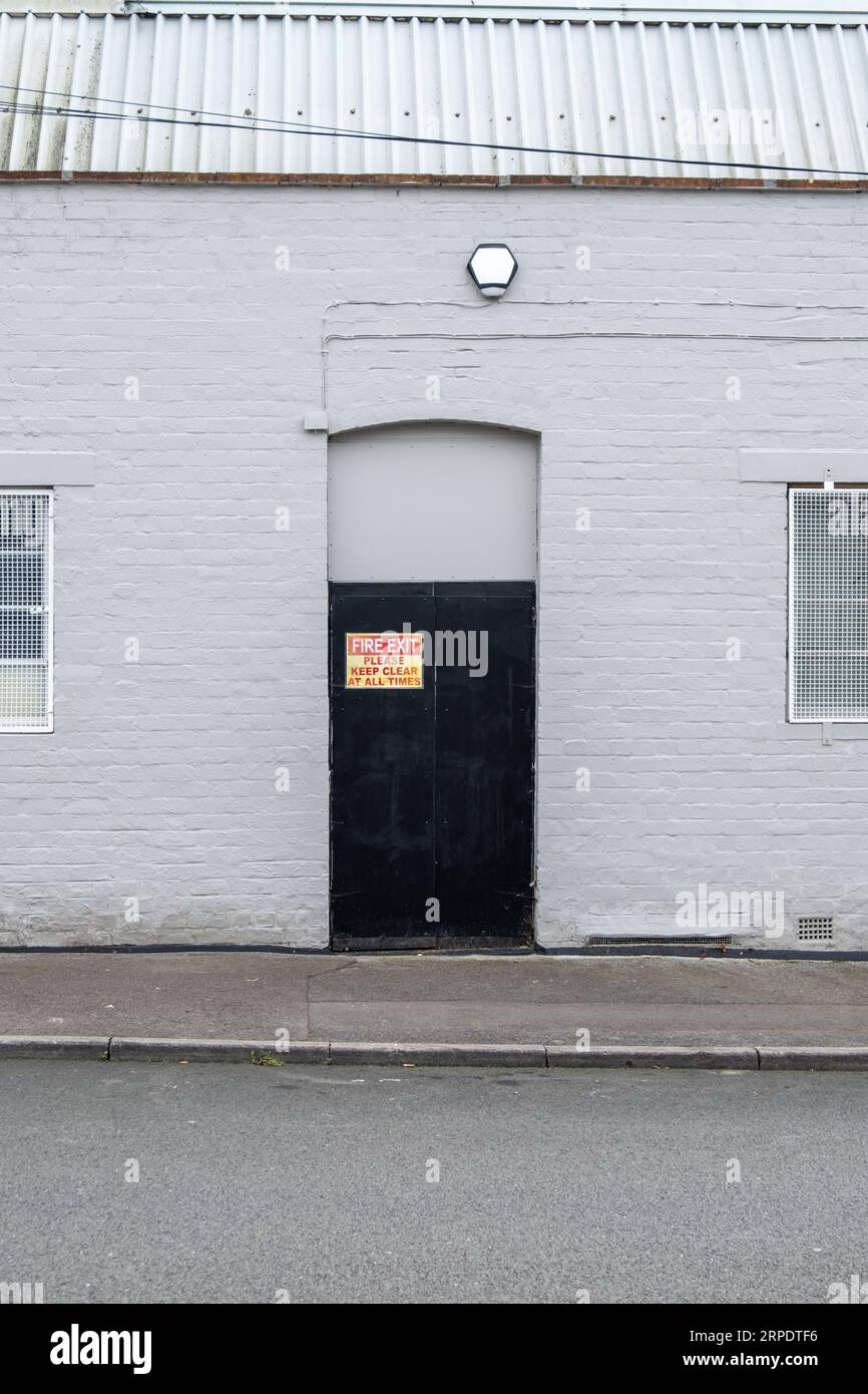 Schwarze Tür – Notausgang Stockfoto