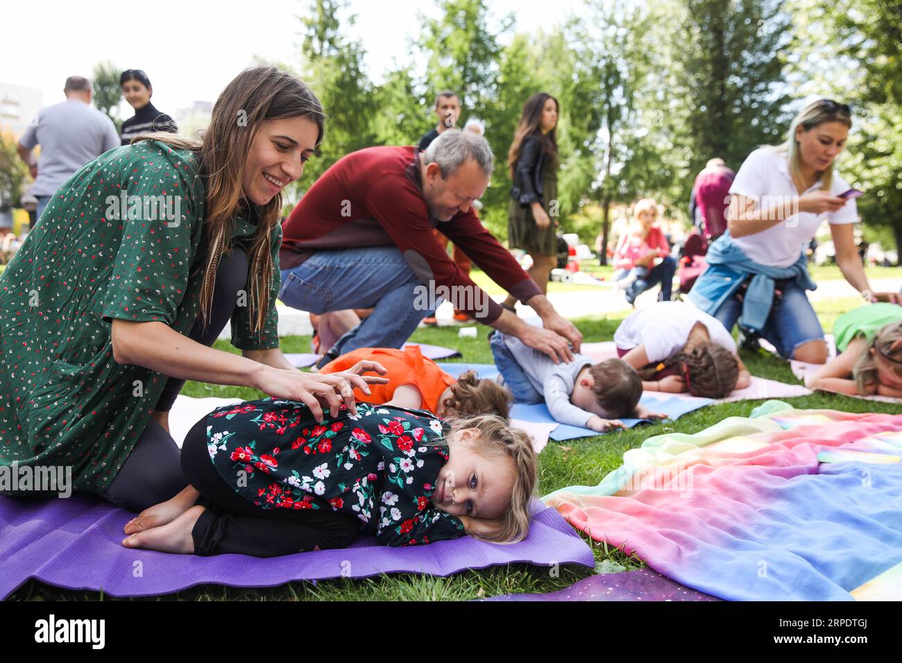 (190811) -- MOSKAU, 11. August 2019 (Xinhua) -- Kinder und ihre Eltern nehmen an einer Yoga-Sitzung während des This Is My Practice Festivals in Moskau, Russland, am 11. August 2019 Teil. Das jährliche Mutterschaftsfest fand am Sonntag in Moskau statt. Die Hauptthemen des diesjährigen Festivals sind Fitness, Rehabilitation, Psychologie und Frauengesundheit. (Foto: Maxim Chernavsky/Xinhua) RUSSLAND-MOSKAU-MUTTERSCHAFTSFESTIVAL PUBLICATIONxNOTxINxCHN Stockfoto