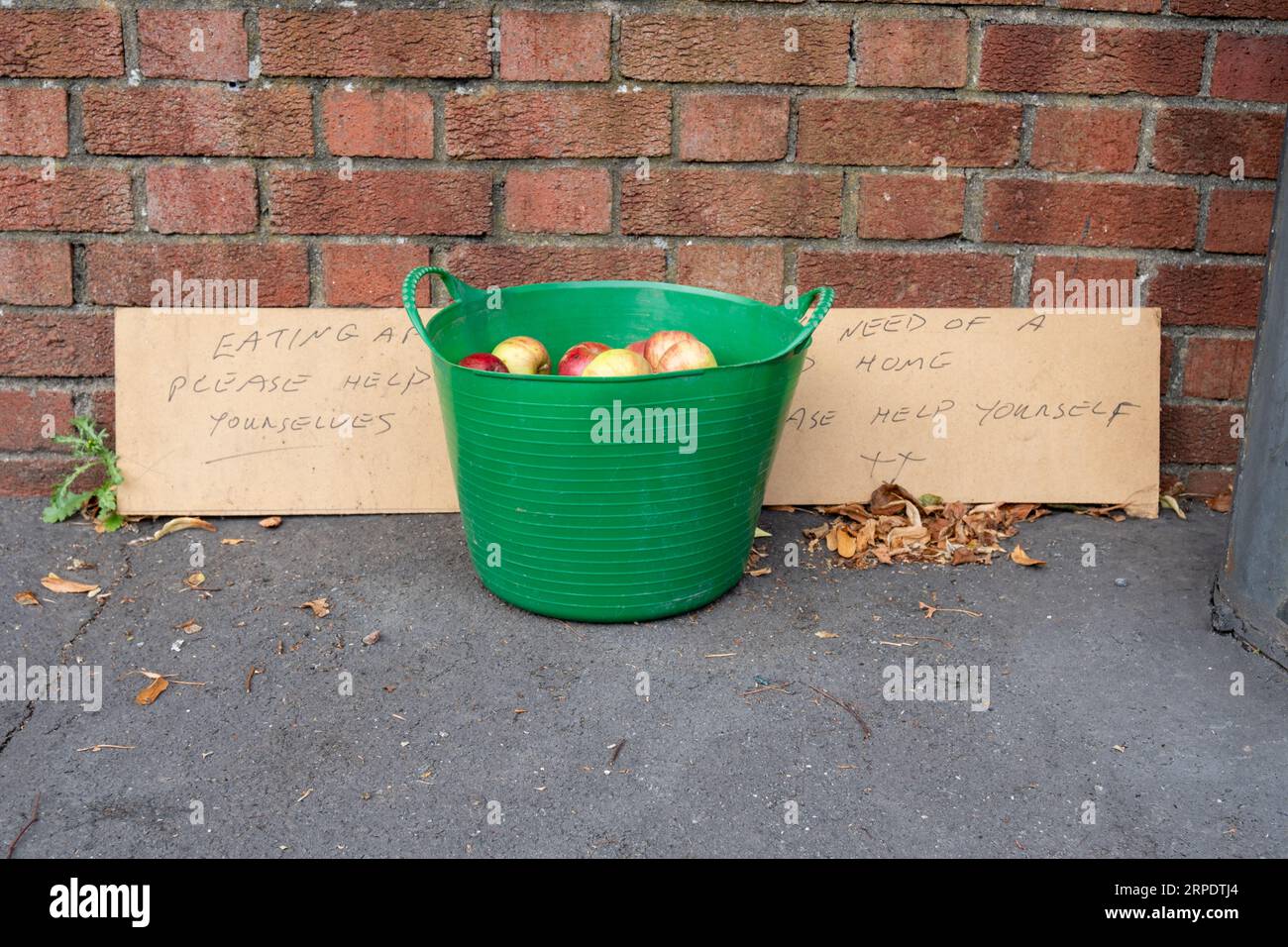 Kostenlose Äpfel am Straßenrand Stockfoto