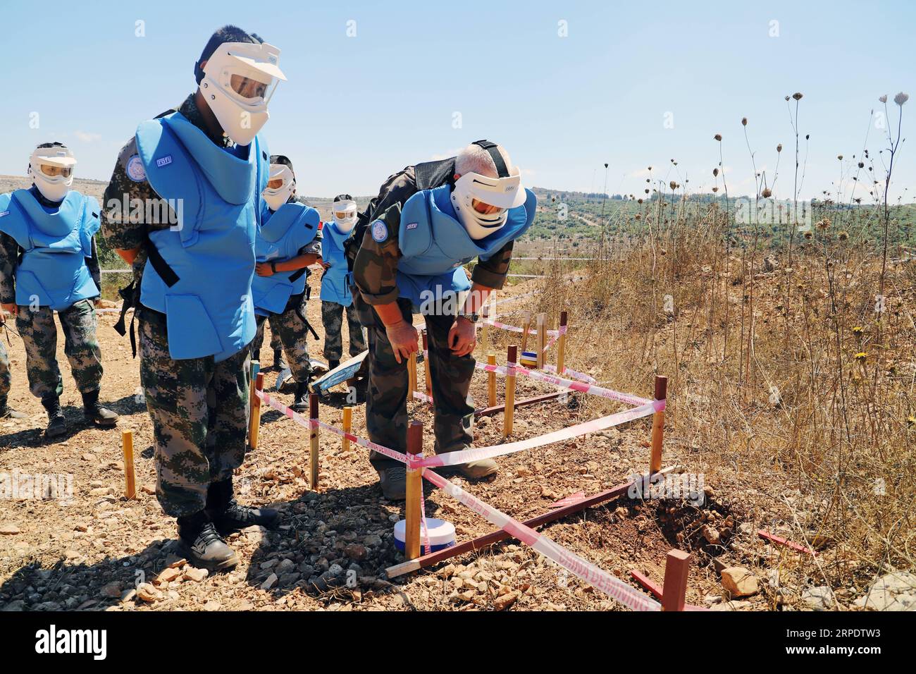 190812 -- BEIRUT, 12. August 2019 -- de Reviers de Mauny 1st R, J3 Chef der UN-Interimstruppe im Libanon UNIFIL, inspiziert die Minenräumung der chinesischen Friedenstruppe in Beirut, Libanon, 9. August 2019. De Reviers de Mauny bekräftigte Chinas Beitrag zur UNIFIL und lobte das chinesische Kontingent zur Minenräumung zur Friedenssicherung als unumstößliche Kraft zur Aufrechterhaltung des Weltfriedens. Vor kurzem hat das multifunktionale Ingenieur-Kontingent der 18. Reihe chinesischer Friedenstruppen auf einem Minenfeld in der Nähe der von der UNO abgegrenzten Blauen Linie gearbeitet. Foto: /Xinhua LEBANON-BEIRUT-CHINA-DEMINING Stockfoto