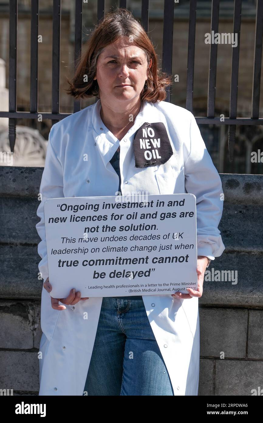 Parliament Square, London, Großbritannien. September 2023. Aktivisten wie TV Celebrity und Wildlife Presenter, Chris Packham und Jenny Jones, Baroness Jones von Moulsecoomb, versammeln sich in den Häusern des Parlaments, als der Abgeordnete nach der Sommerpause zurückkehrt, um gegen die Regierung zu protestieren, die neue Lizenzen für Öl- und Gasprojekte ausstellt. Credit Mark Lear / Alamy Live News Stockfoto