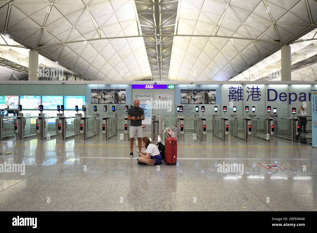 (190813) -- HONG KONG, 13. August 2019 (Xinhua) -- Stranded Passengers are See at Hong Kong International Airport in Hong Kong, South China, 12. August 2019. Alle Flüge in und aus der Sonderverwaltungsregion Hongkong wurden am Montag aufgrund eines Protestes auf dem internationalen Flughafen Hongkong nach Angaben der lokalen Flughafenbehörde storniert. (Xinhua/Lui Siu Wai) CHINA-HONG KONG-AIRPORT-FLIGHTS-CANCELLATION (CN) PUBLICATIONxNOTxINxCHN Stockfoto