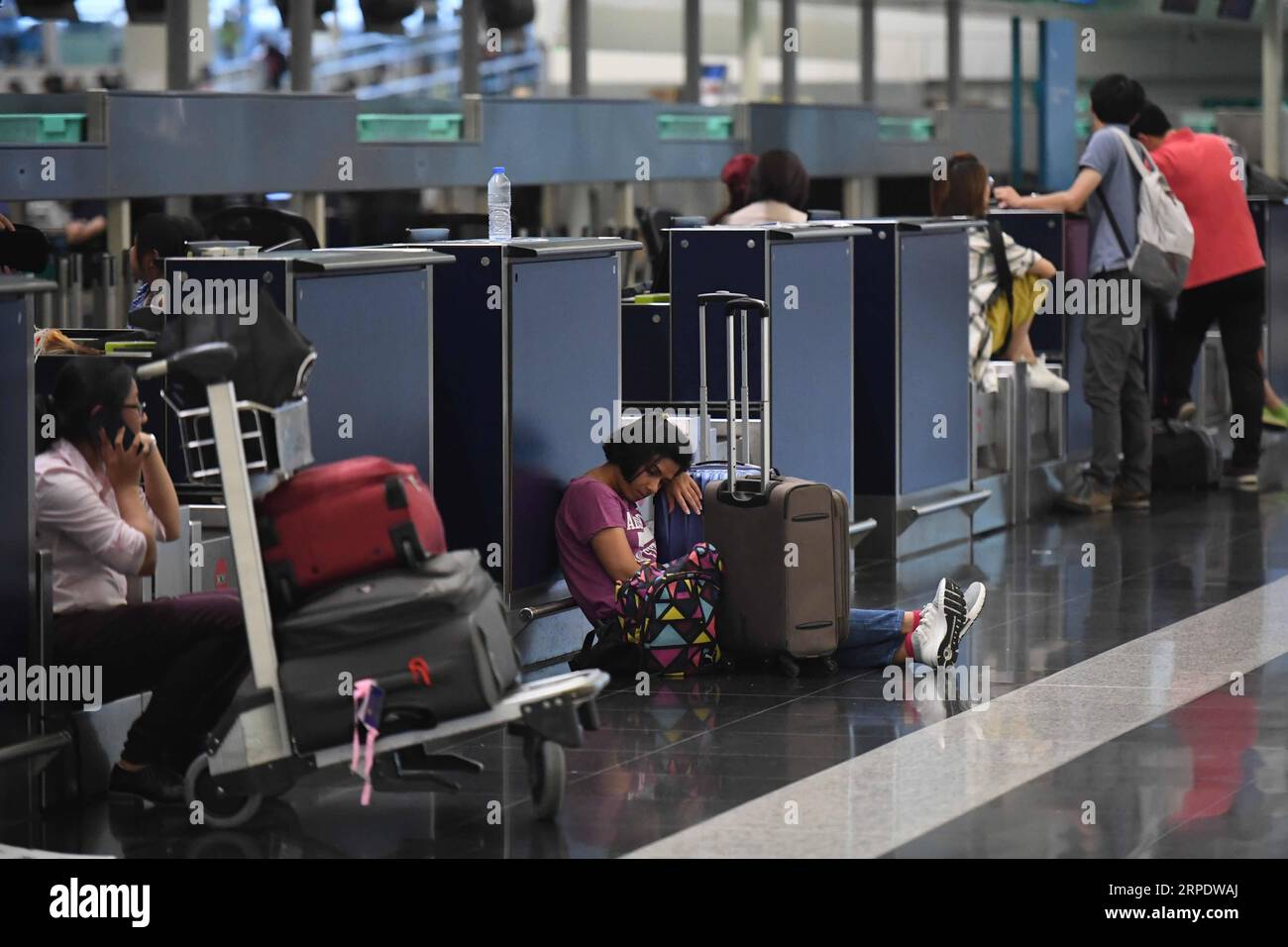 (190813) -- HONG KONG, 13. August 2019 (Xinhua) -- Stranded Passengers are See at Hong Kong International Airport in Hong Kong, South China, 12. August 2019. Alle Flüge in und aus der Sonderverwaltungsregion Hongkong wurden am Montag aufgrund eines Protestes auf dem internationalen Flughafen Hongkong nach Angaben der lokalen Flughafenbehörde storniert. (Xinhua/Lui Siu Wai) CHINA-HONG KONG-AIRPORT-FLIGHTS-CANCELLATION (CN) PUBLICATIONxNOTxINxCHN Stockfoto